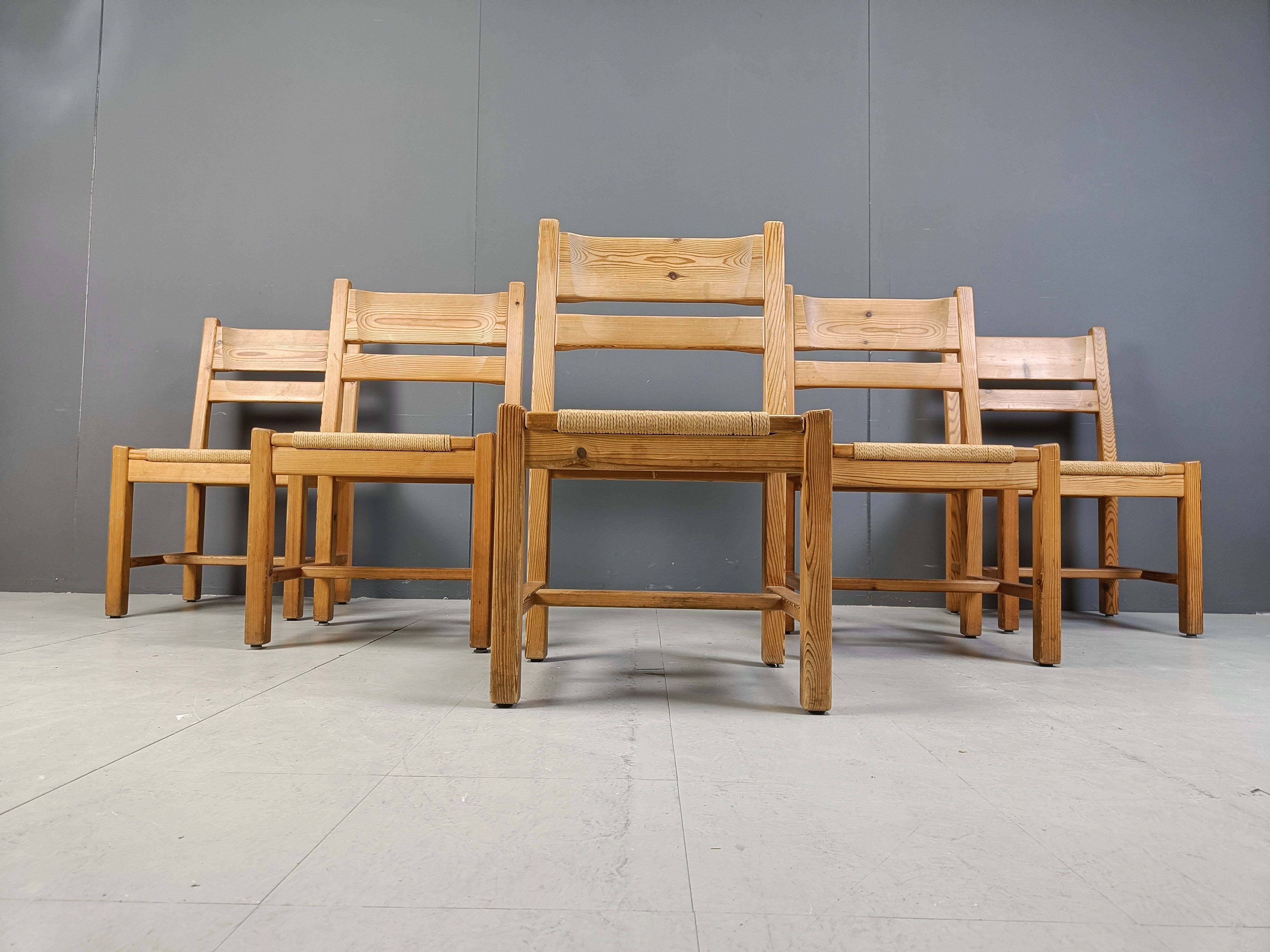 Ensemble de 5 chaises en bois de pin par GM Mobler, années 1960.