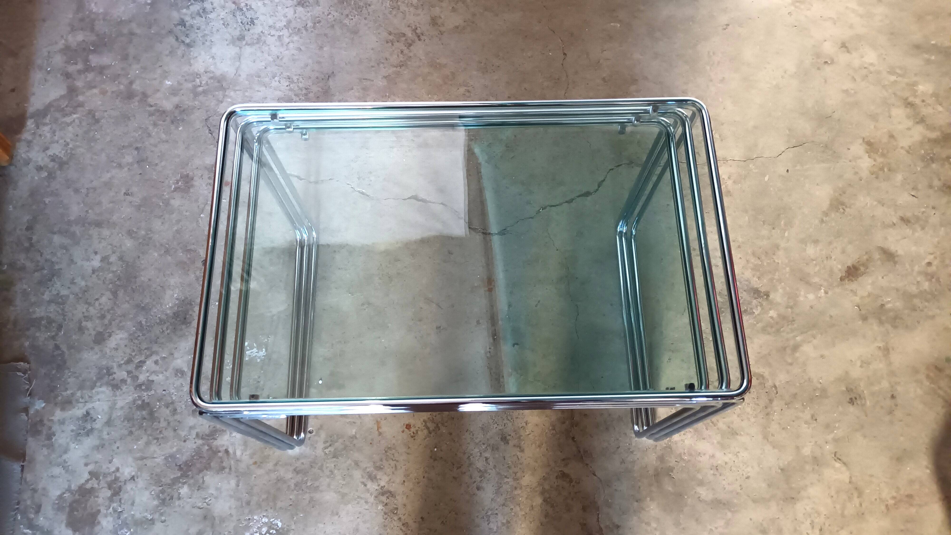 3 nesting tables in chrome metal and glass, 1970s.