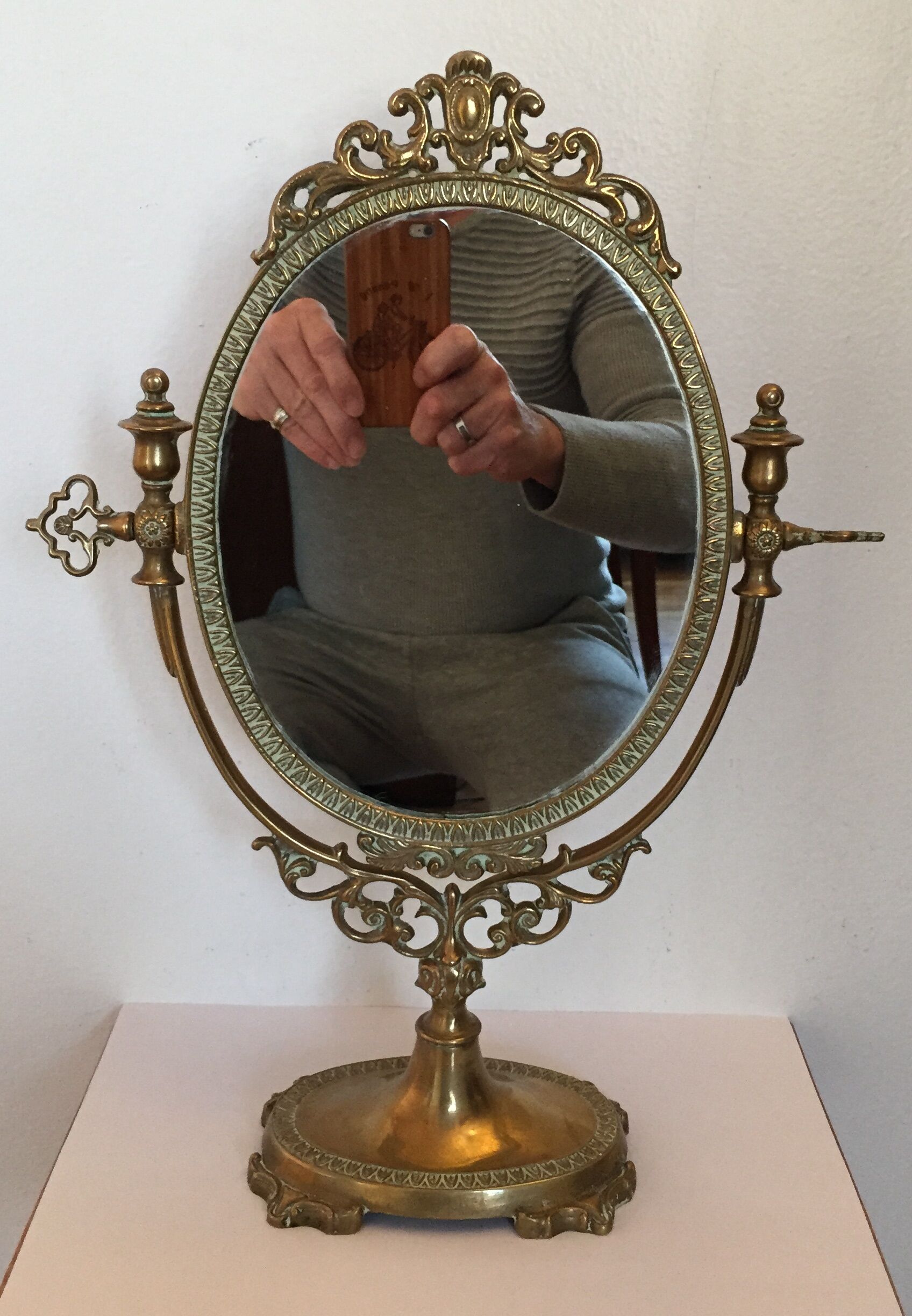 Oval mirror on stand 30x40cmg mirror