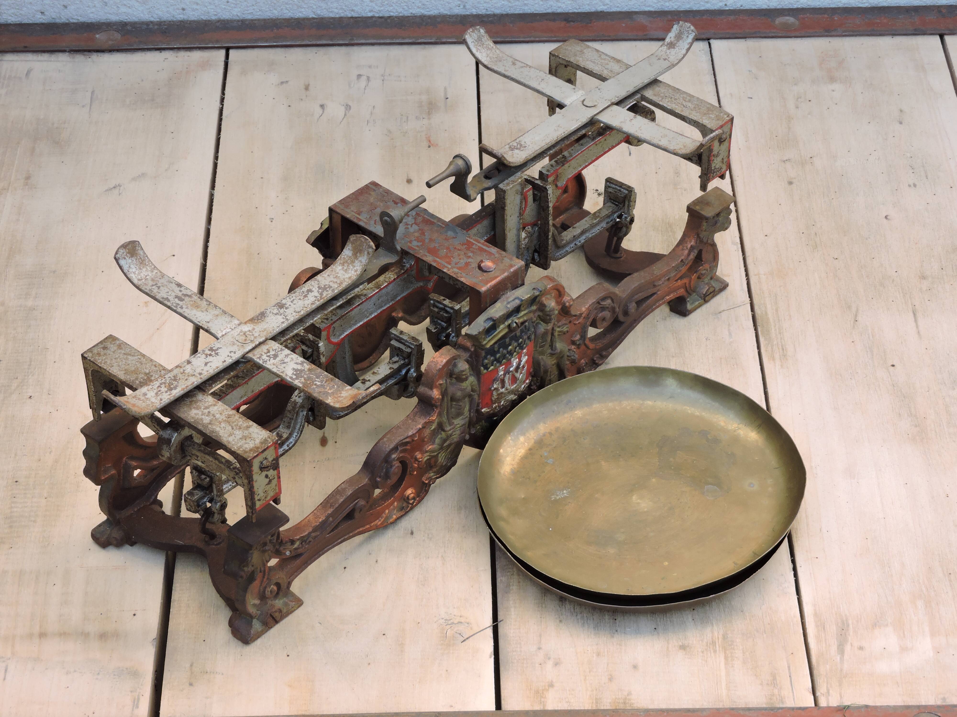 Skeleton beak balance the parisian Testut ancient maraicher epicier