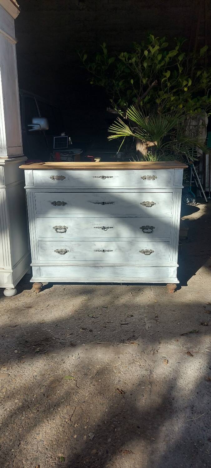 Old chest of drawers