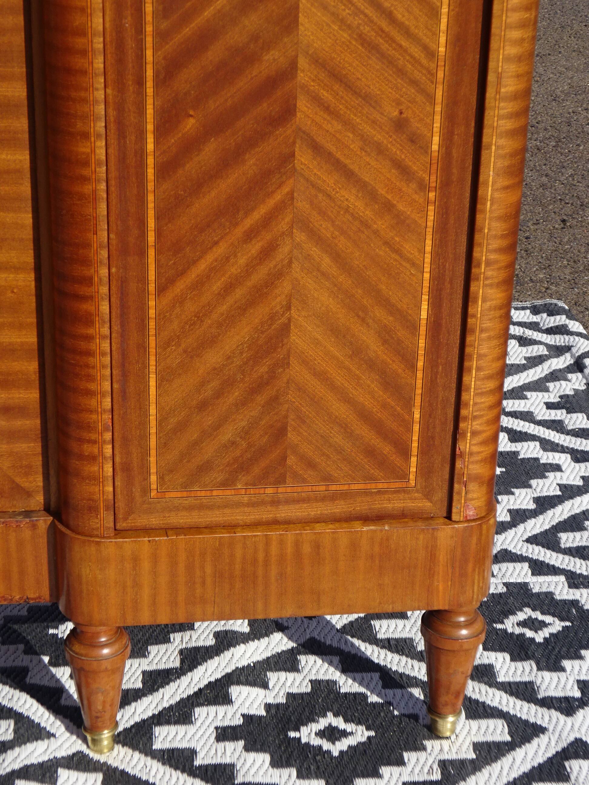 Ancienne armoire Louis XVI avec bronze et marqueterie