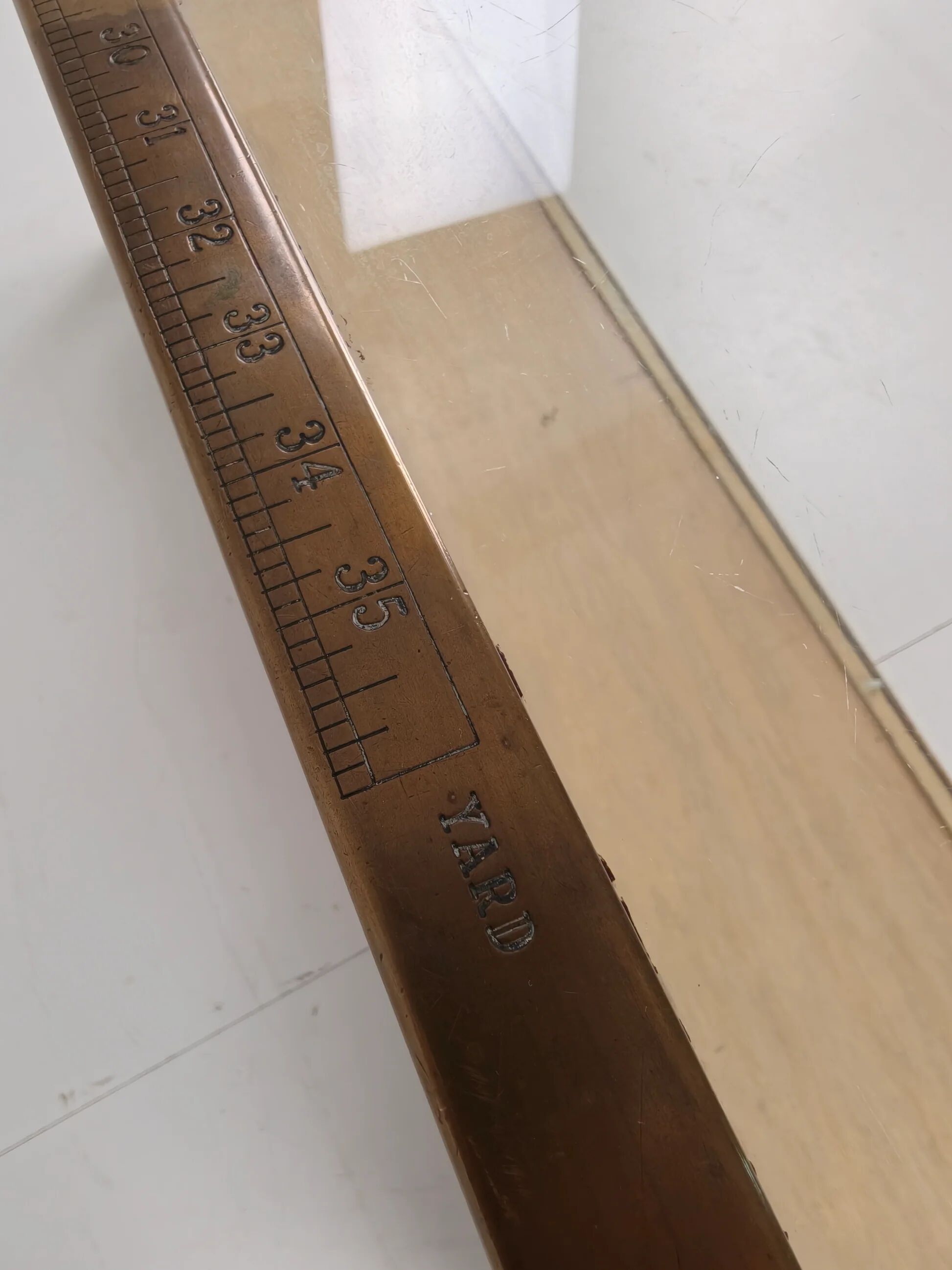 Comptoir de magasin ancien en laiton anglais – modèle étroit avec mesures en yards