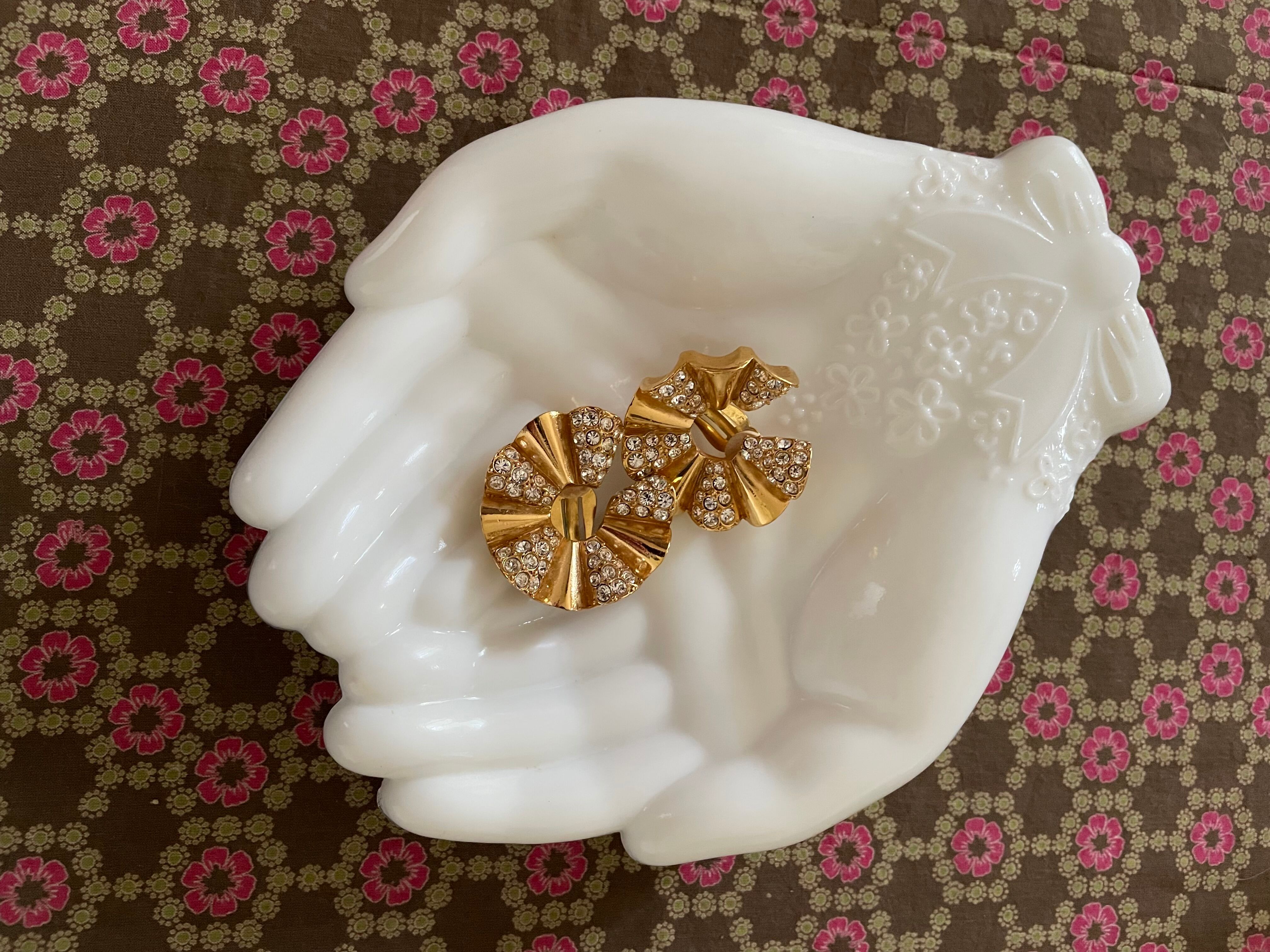 Empty pocket hands in opaline avon