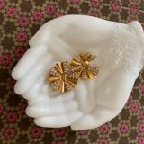 Empty pocket hands in opaline avon