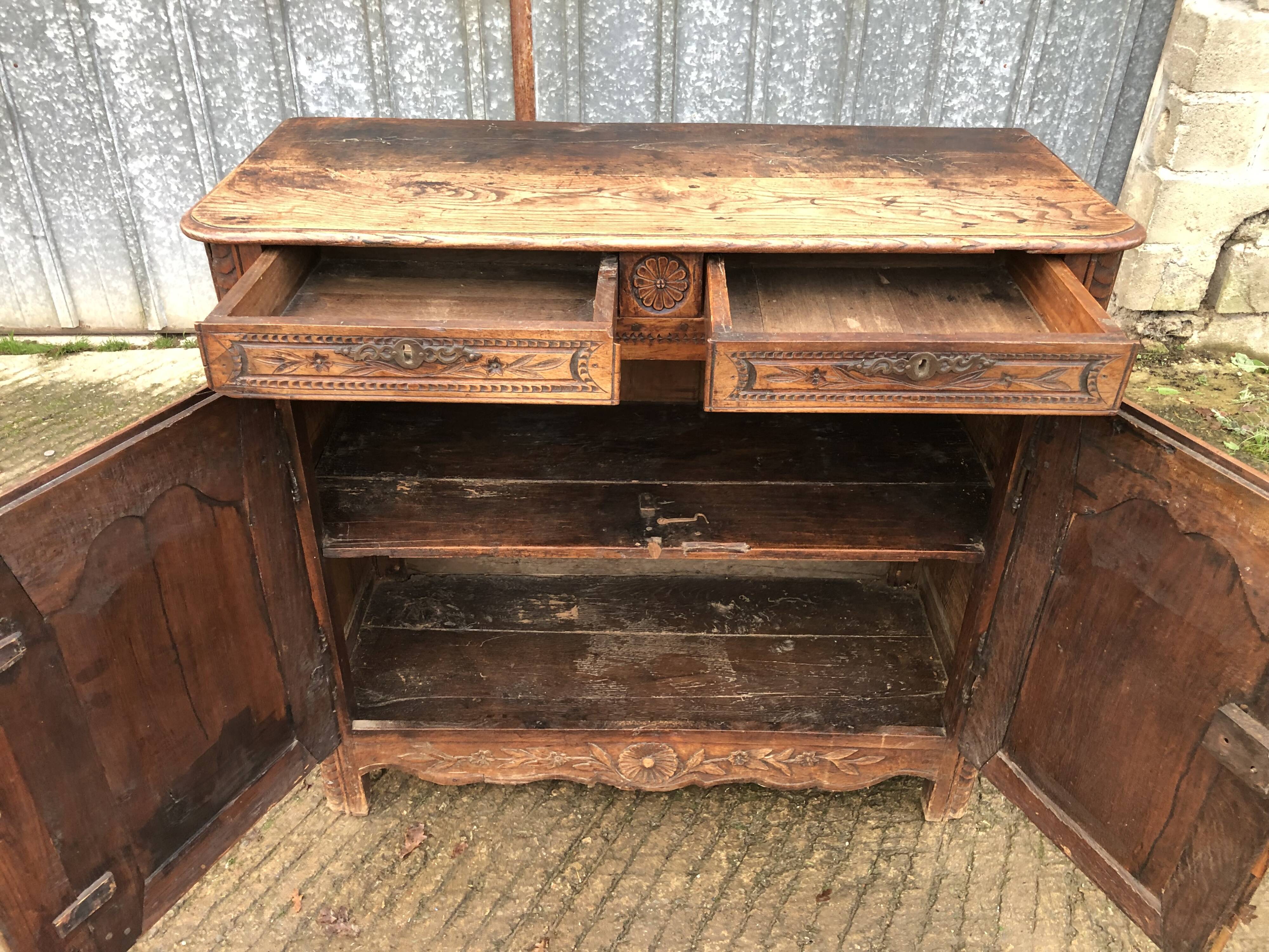 Buffet Louis XV ancien en chêne massif à 2 tiroirs et 2 portes