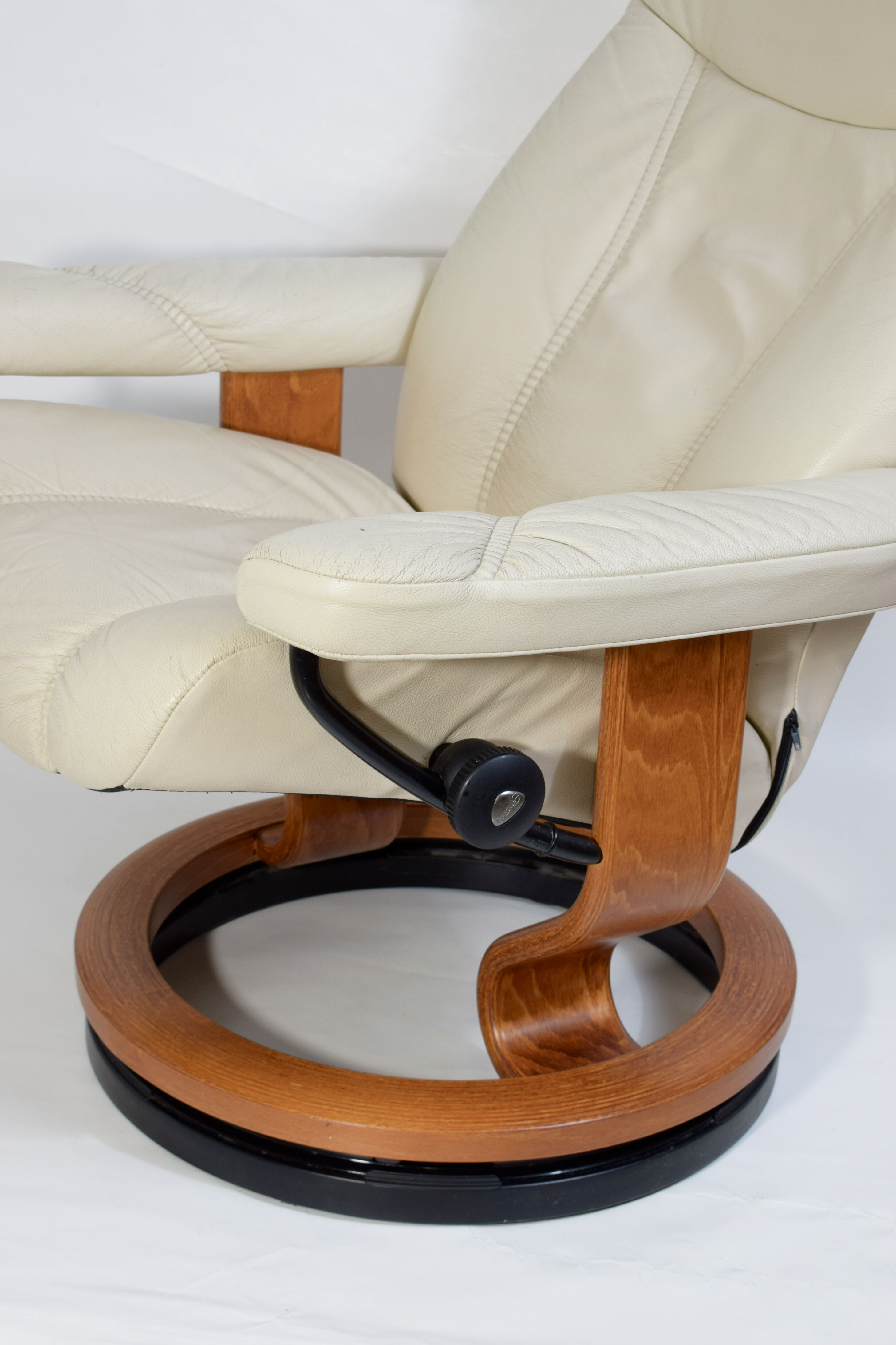 Stressless relaxation chair Consul (M) Classic in teak and ivory leather, Norway