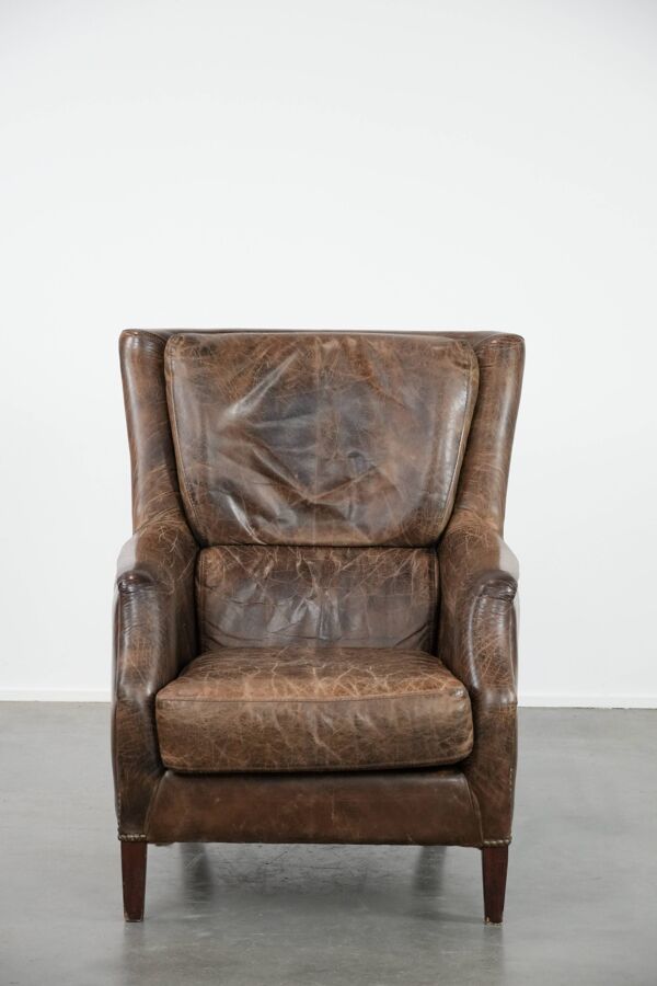 Fauteuil en cuir de vache vintage très confortable avec de belles couleurs.