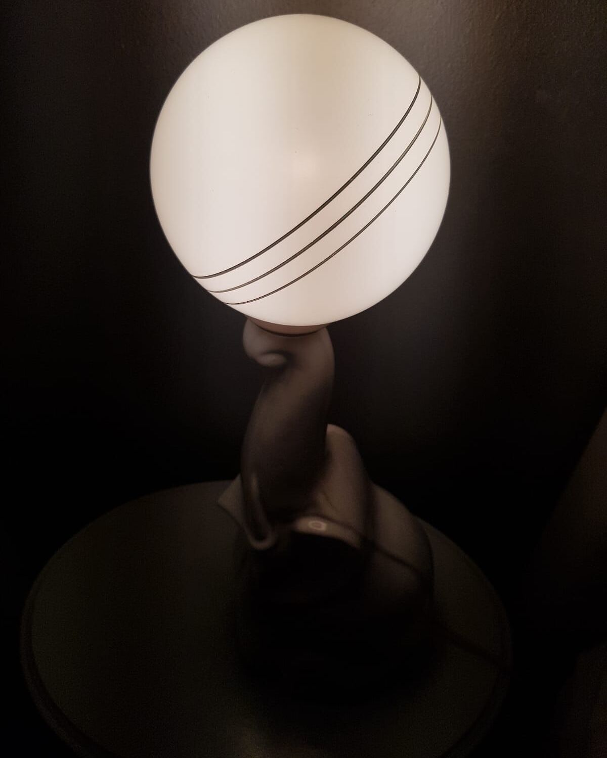 Vintage ceramic elephantlamp/table lamp with bol from the eighties
