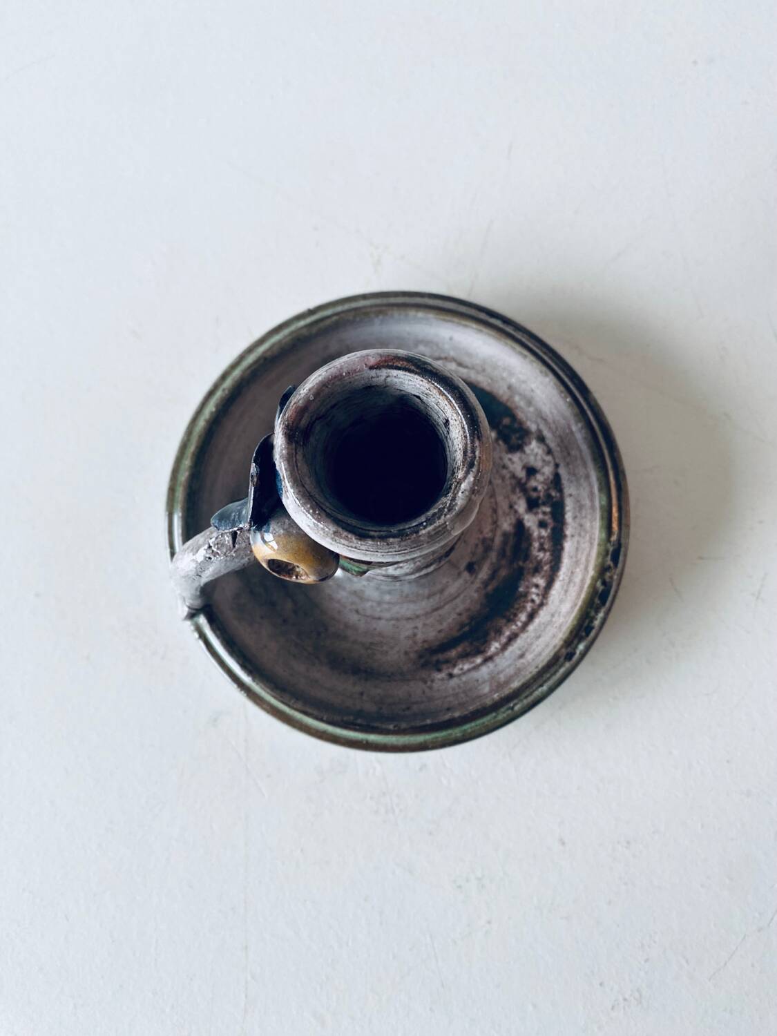 Ceramic candle holder with flower decor