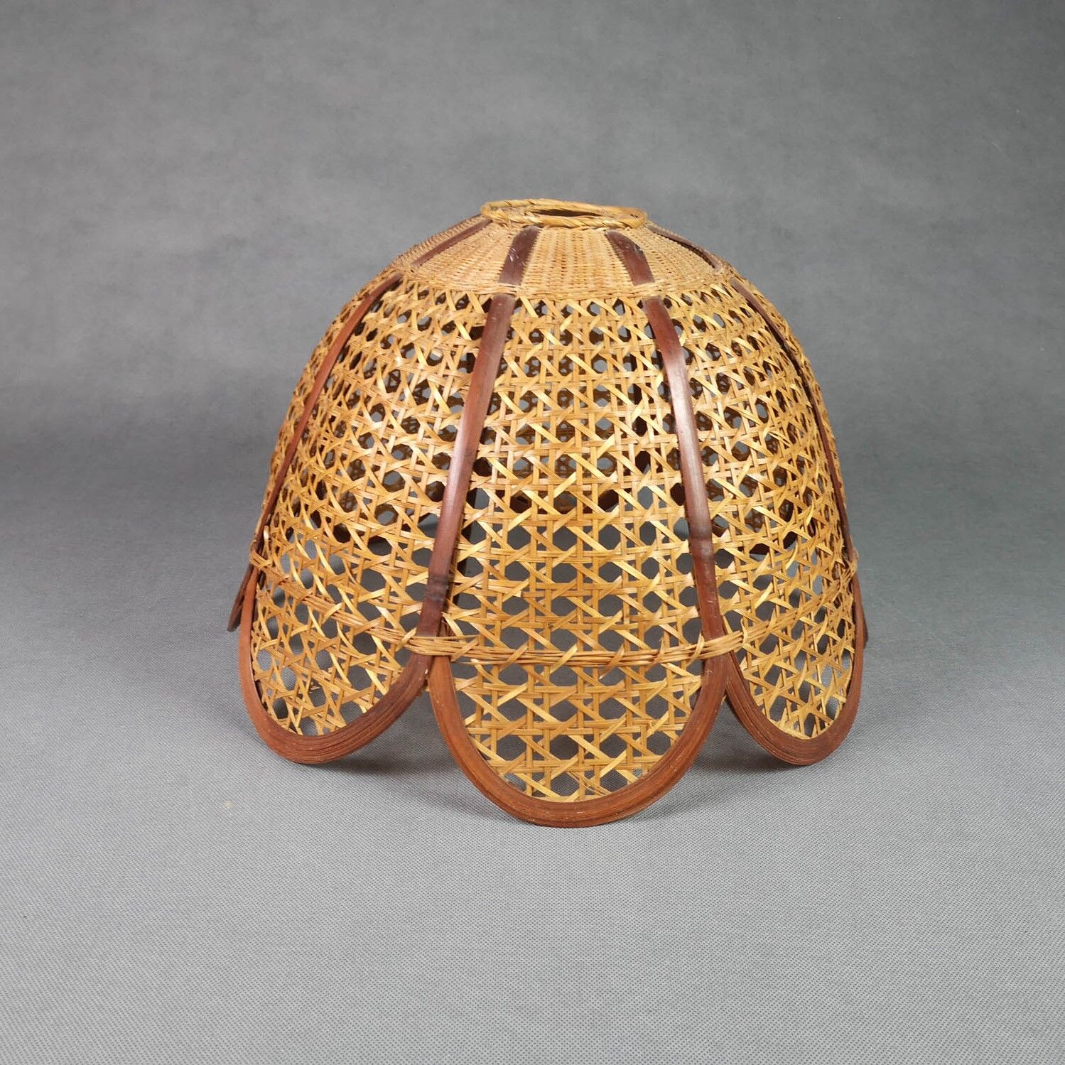 Flower suspension in braided rattan and vintage openwork