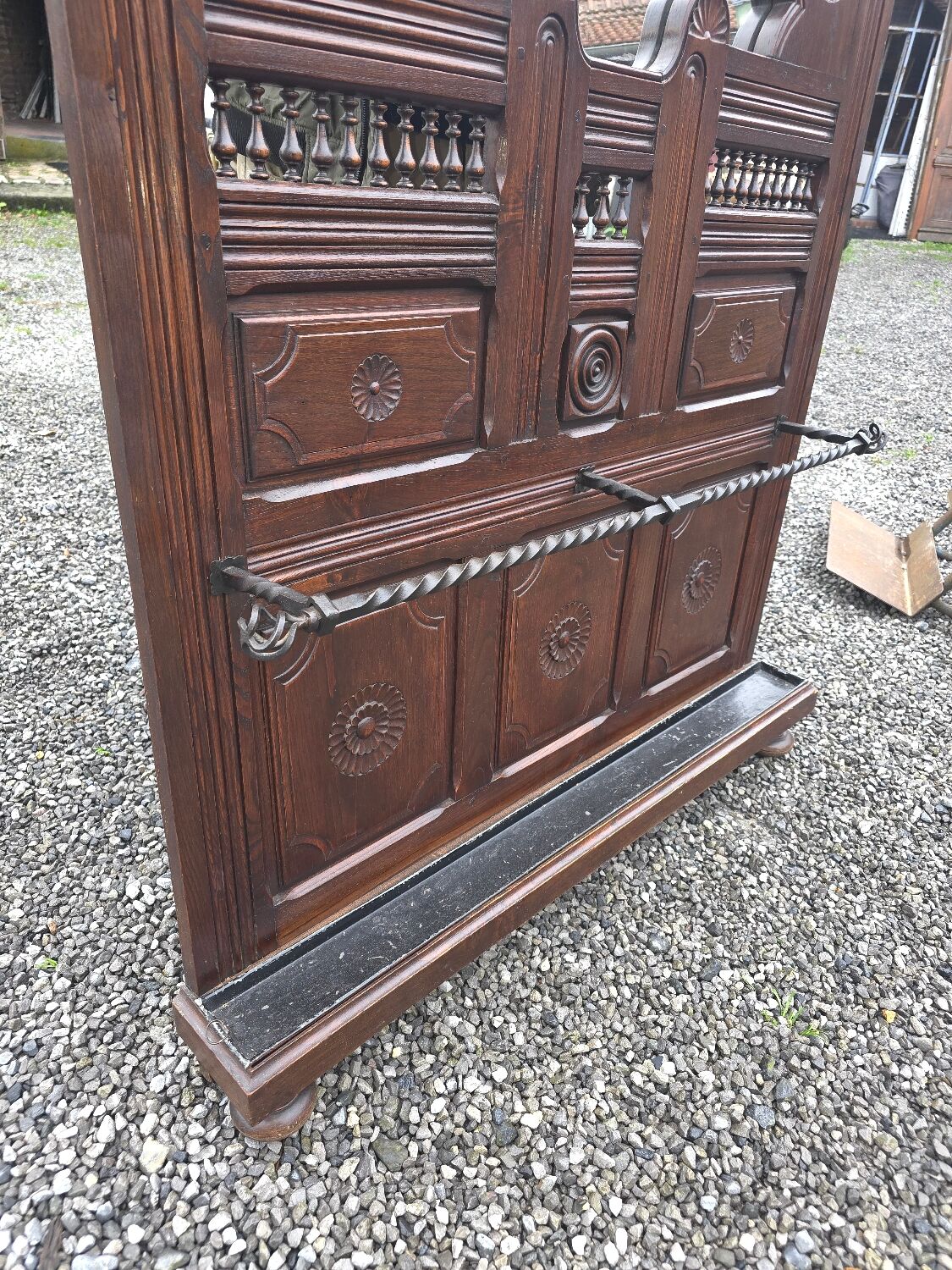 Breton wall-mounted chestnut locker