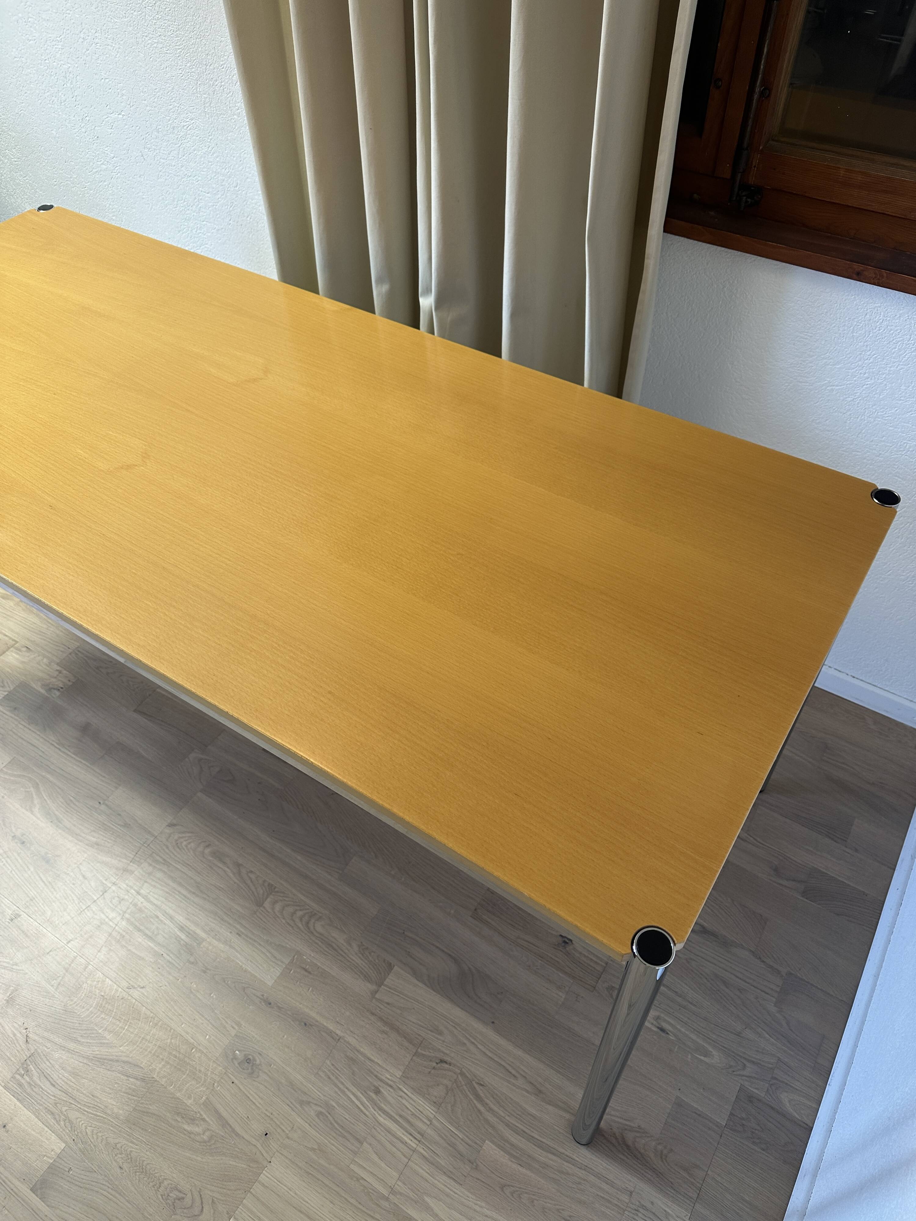 Bureau USM Haller en hêtre plaqué naturel vernis