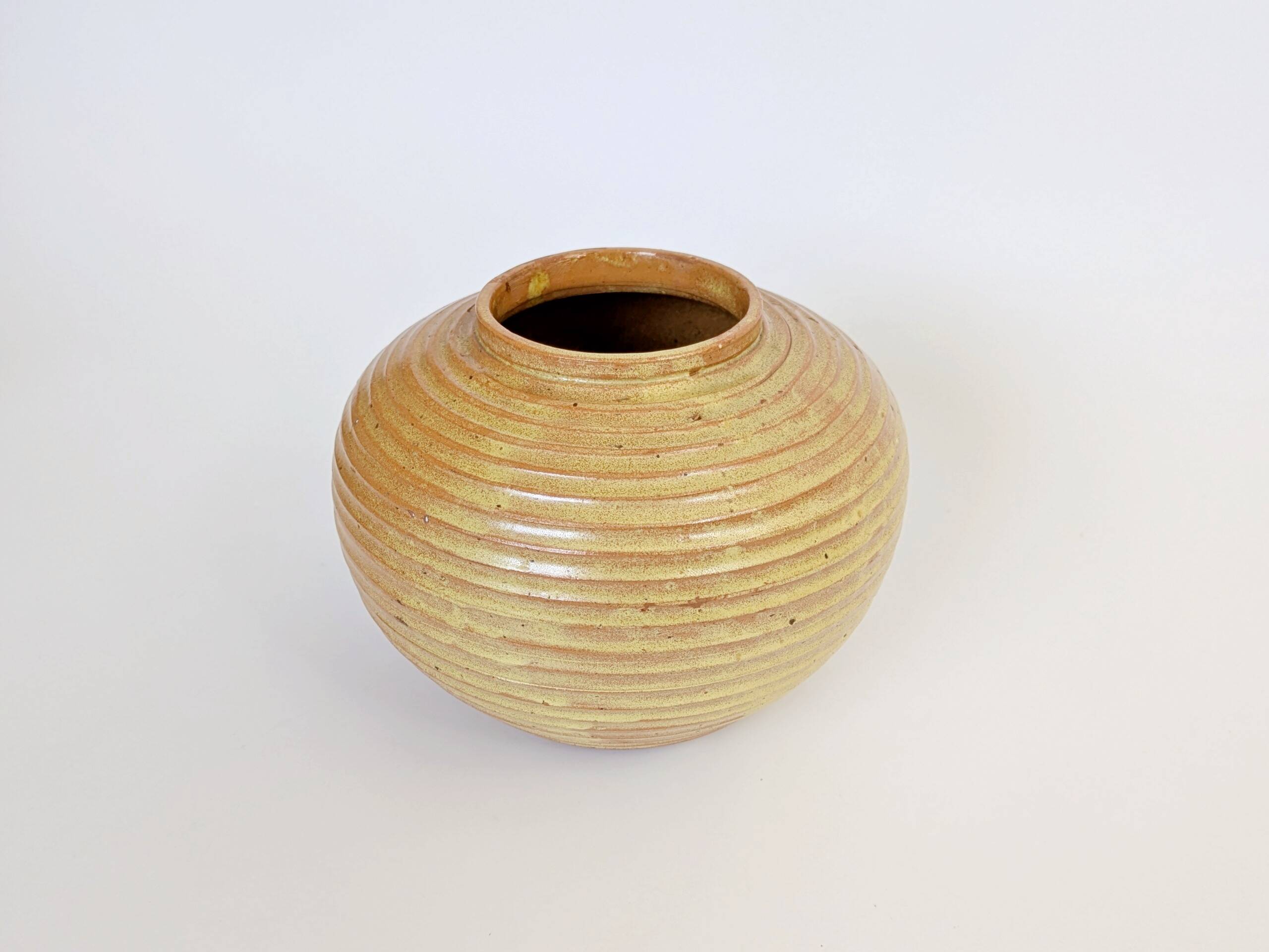 Vase vintage en grès ocre doré, céramique d’artiste signée