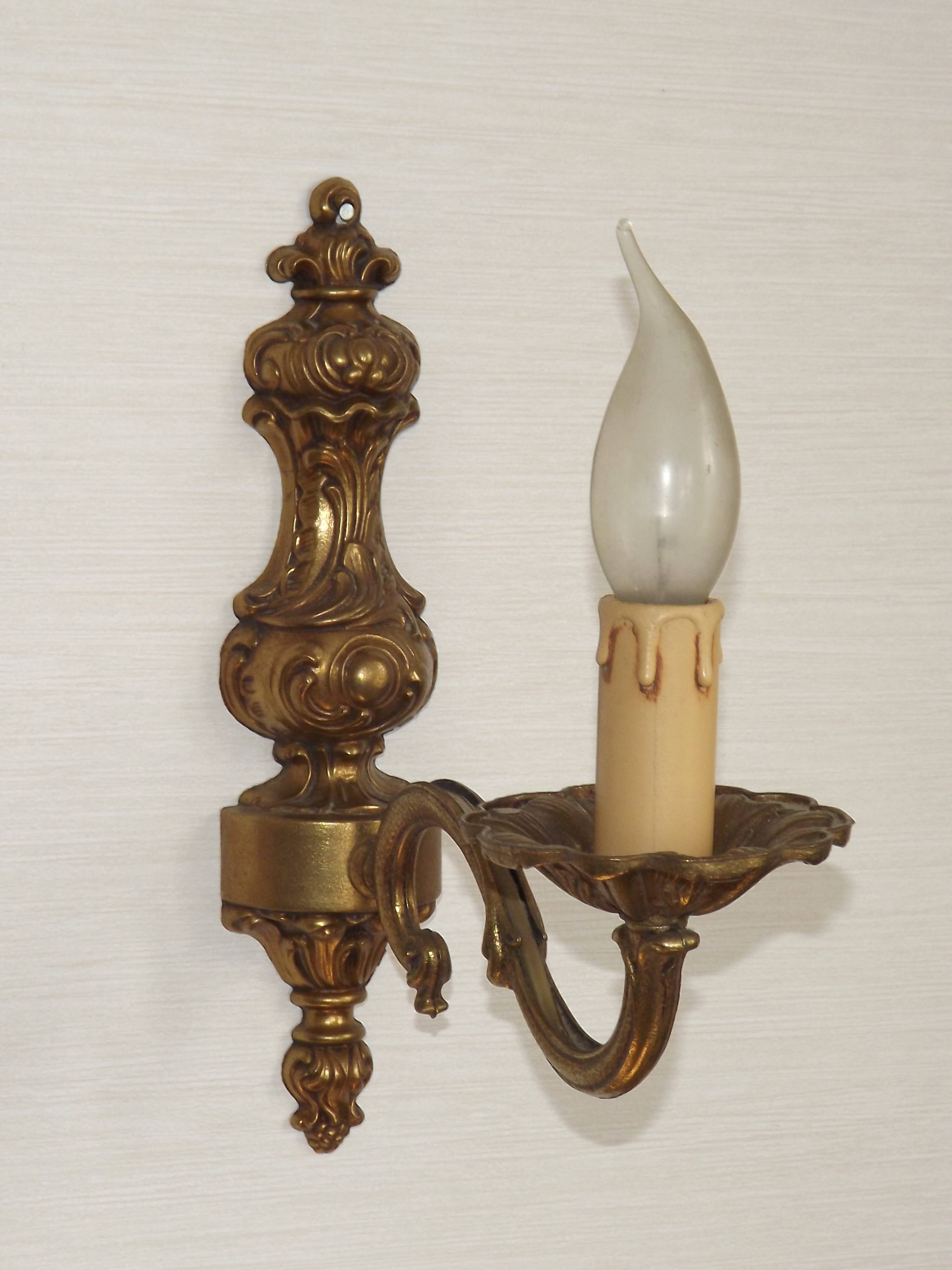Pair Of Elegant Vintage French Traditional Style Bronze Single Wall Lights