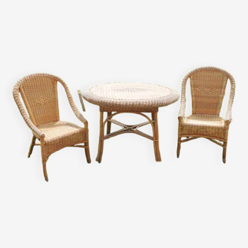 Old living room in light rattan: table & 2 armchairs