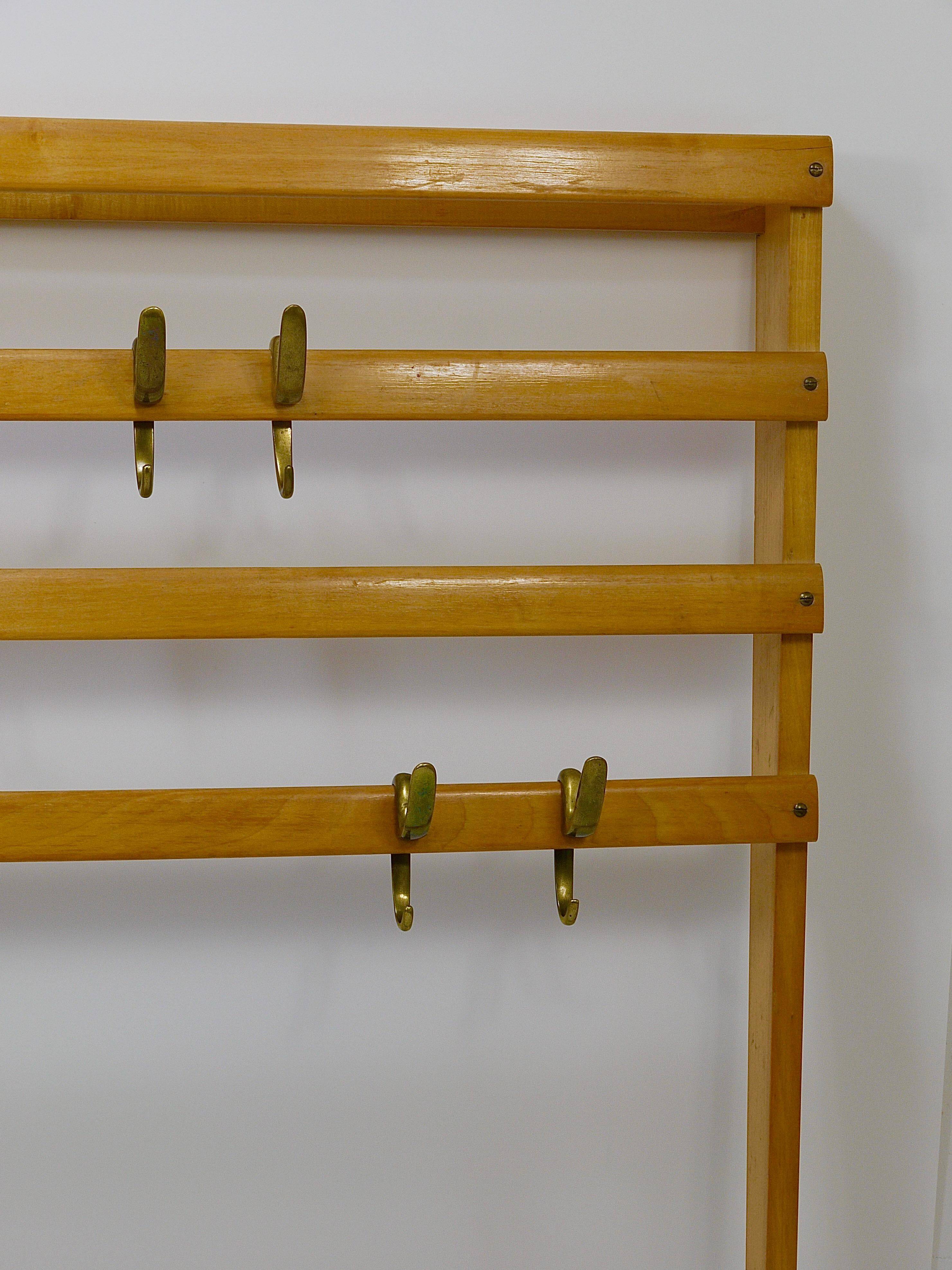 Grand coat rack Auböck Carl Mid-Century in beech with 8 brass hooks, 1950s.