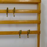 Grand coat rack Auböck Carl Mid-Century in beech with 8 brass hooks, 1950s.