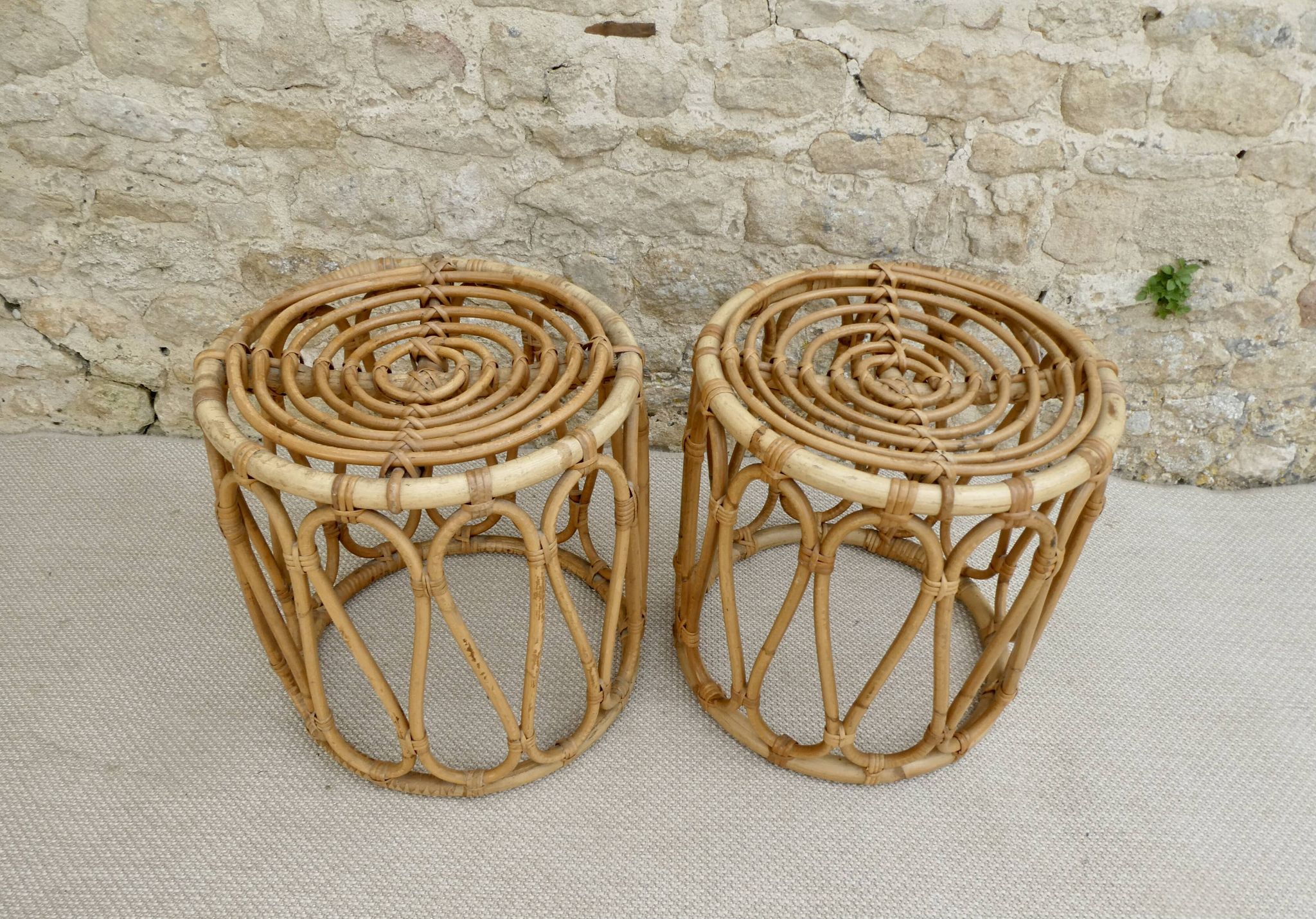Paire de tabourets en rotin, vers 1960