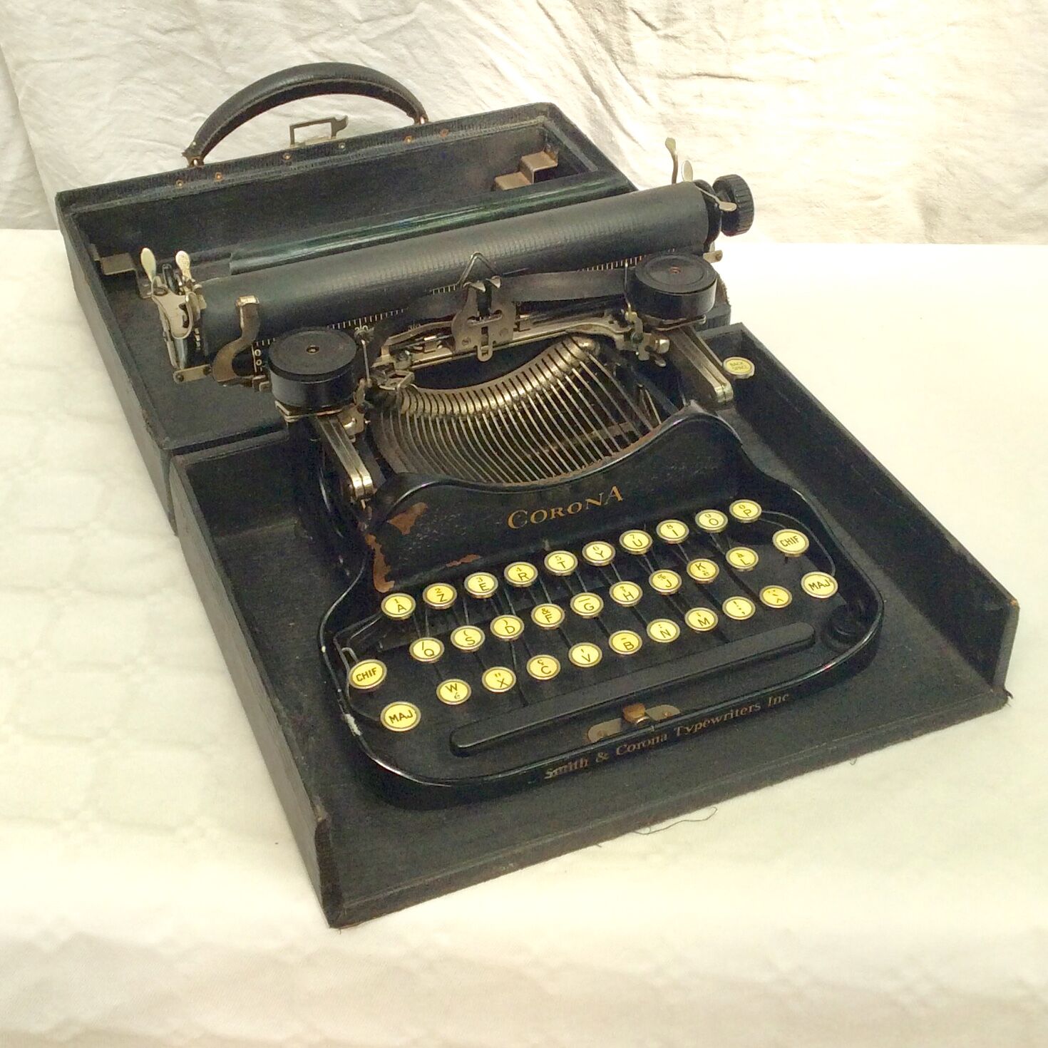 Portable typewriter corona manufacture usa around the 1920s numbered dimension: h-15xl29