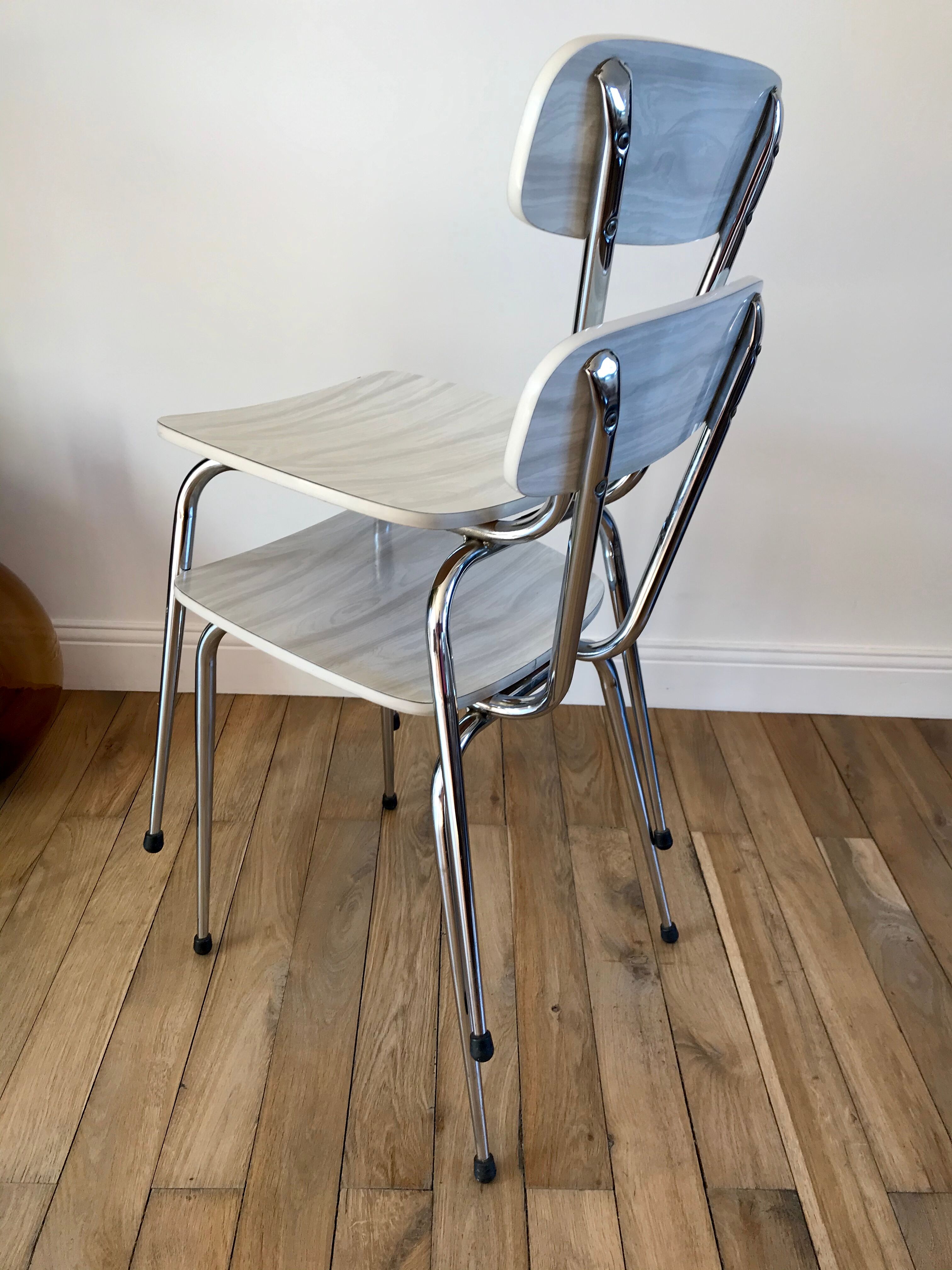 Duo de chaises en formica blanches effet marbré années 70