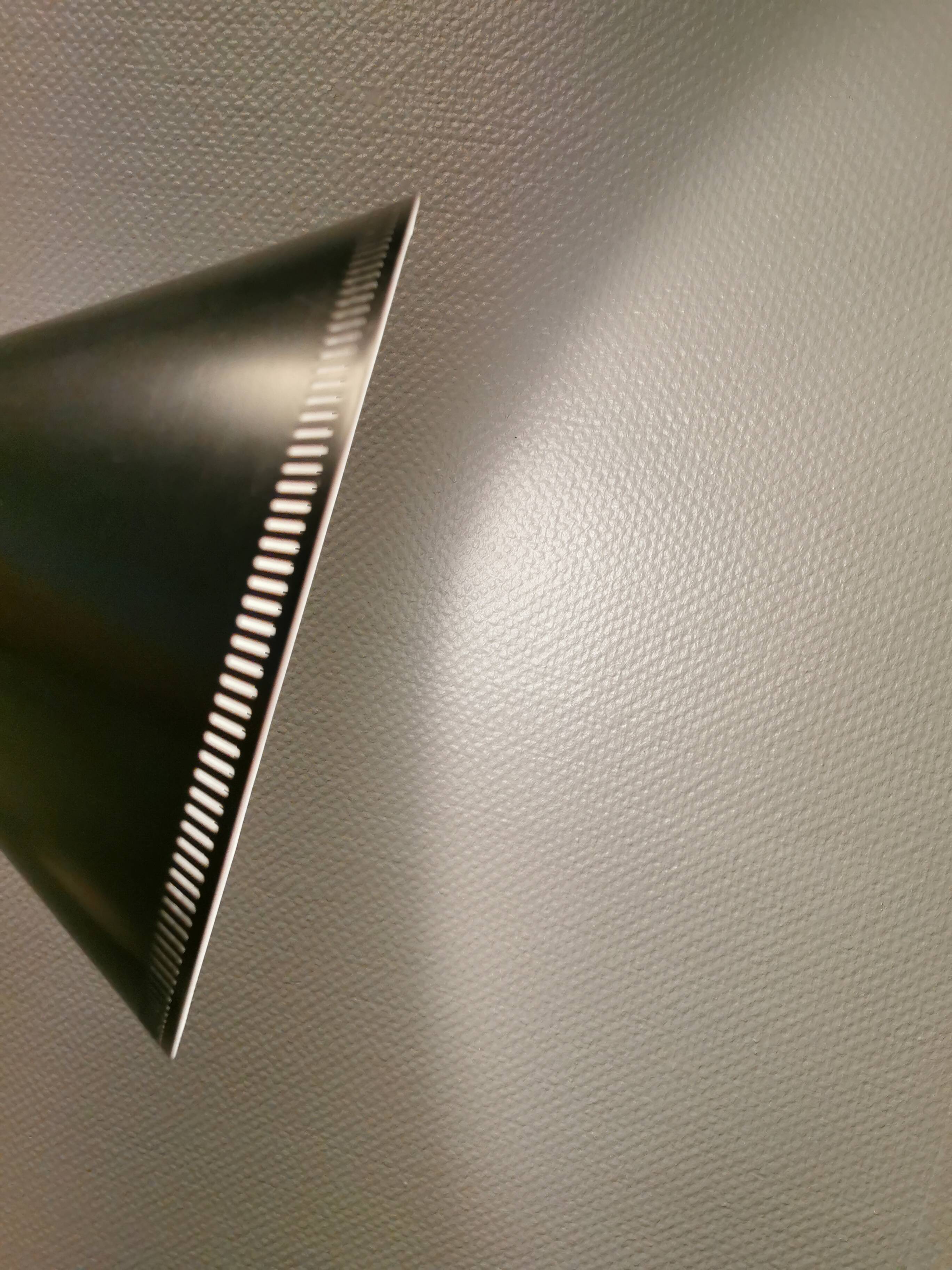 Suspension cône produite par le danois Lyfa en belle laque noire avec abat-jour perforé et dessus en laiton.