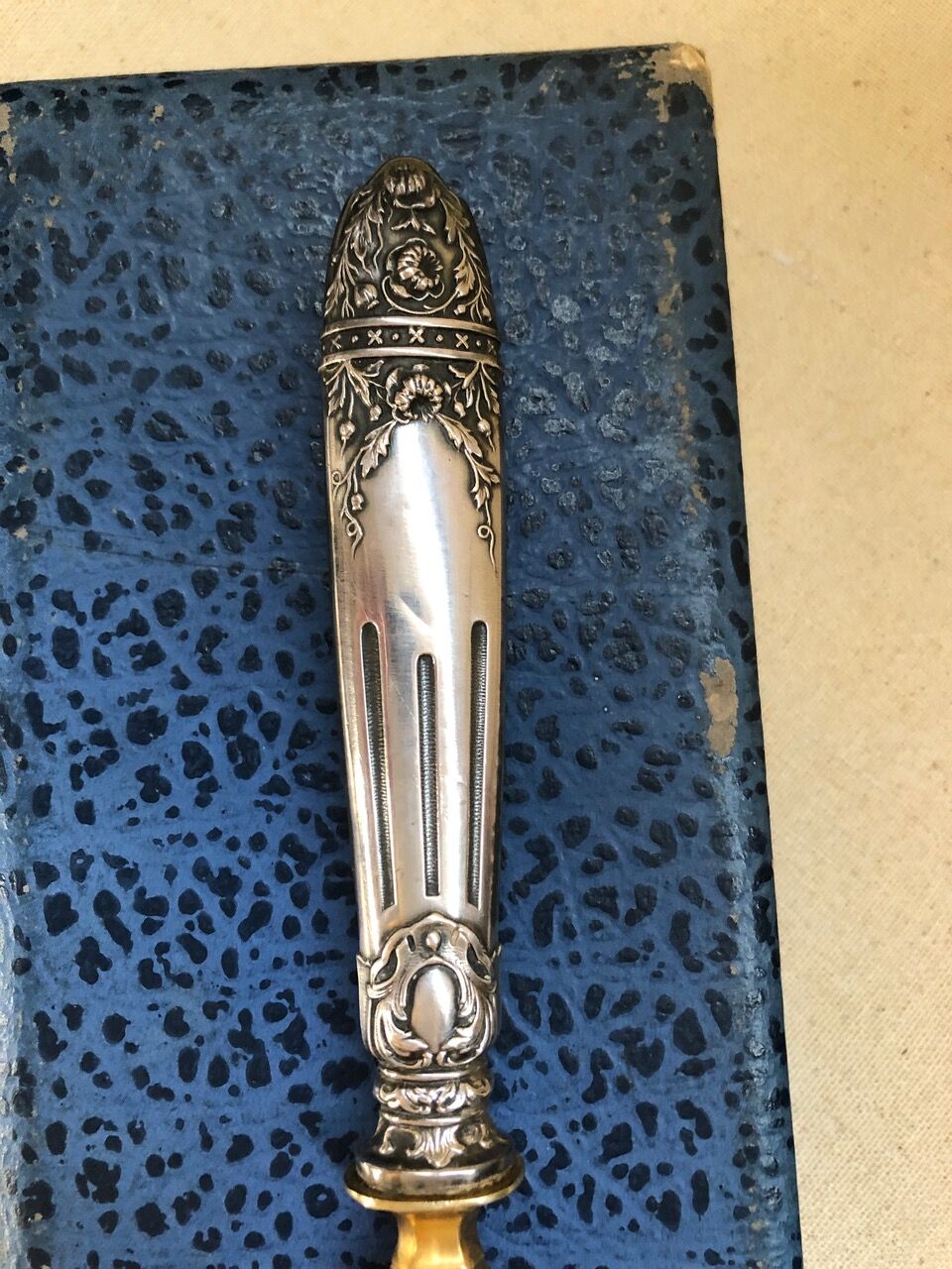 Filled silver cake shovel