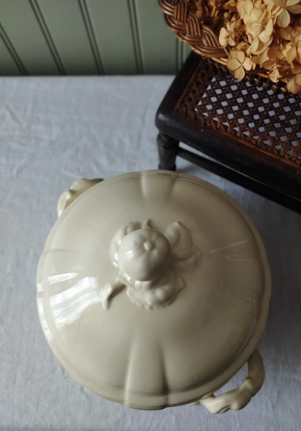 Antique soup tureen in ironstone from Sarreguemines Digoin service "Ivory".