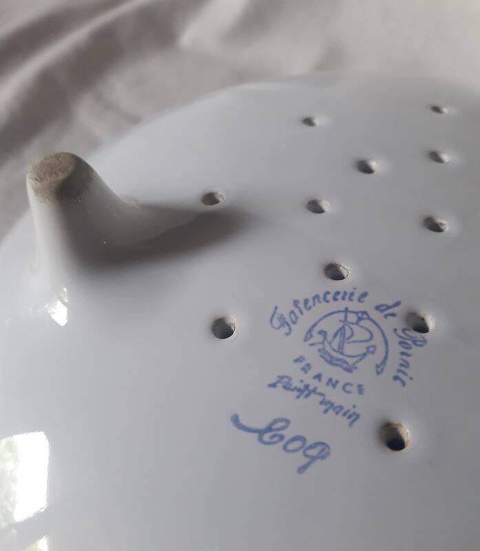 Pornic earthenware drainer model Coq hollow feet