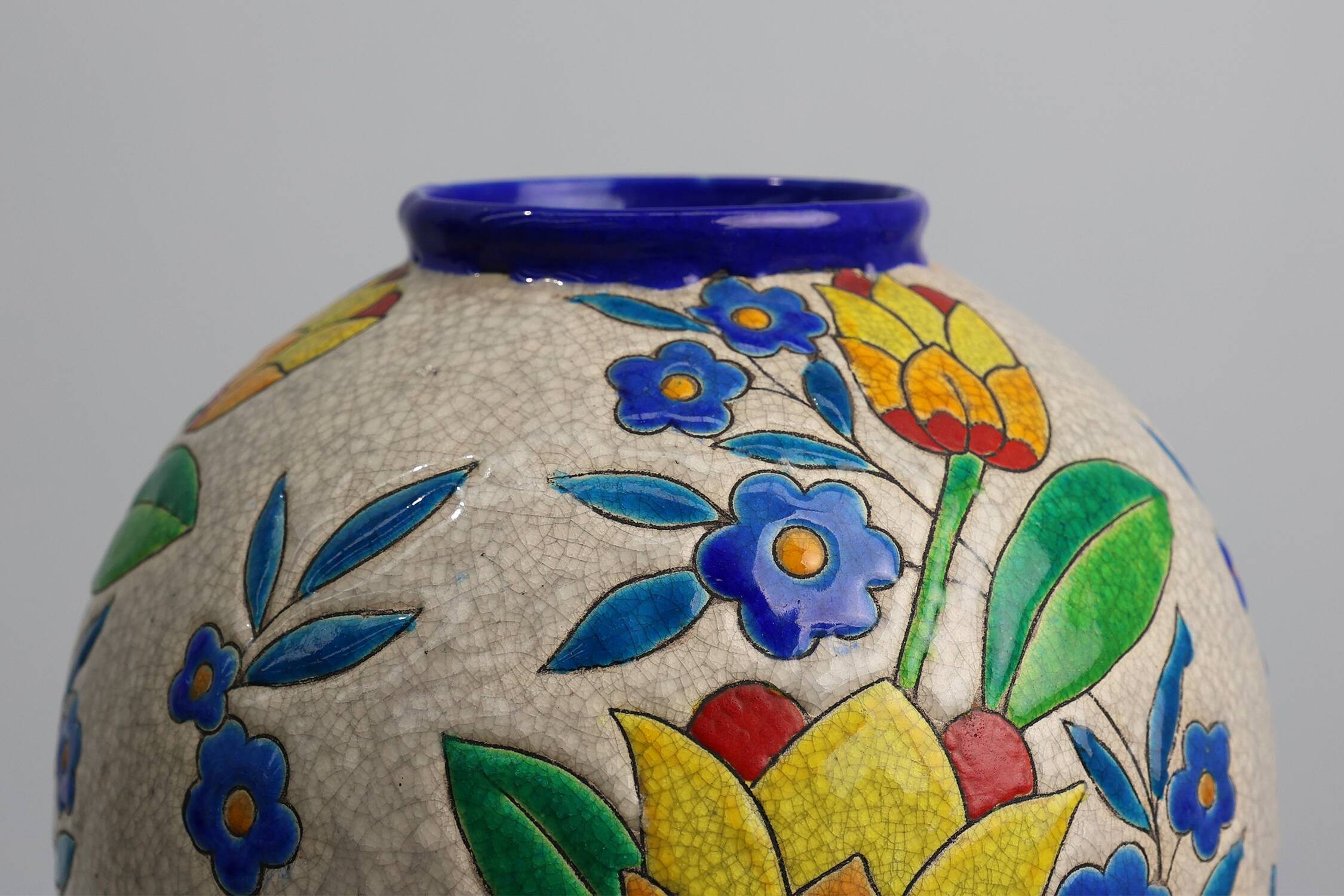 Vase Boch Keramis par Catteau, à décor floral polychrome, Belgique, années 1930