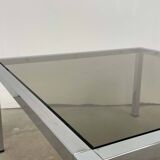 Table basse carré en métal chromé et verre fumé
