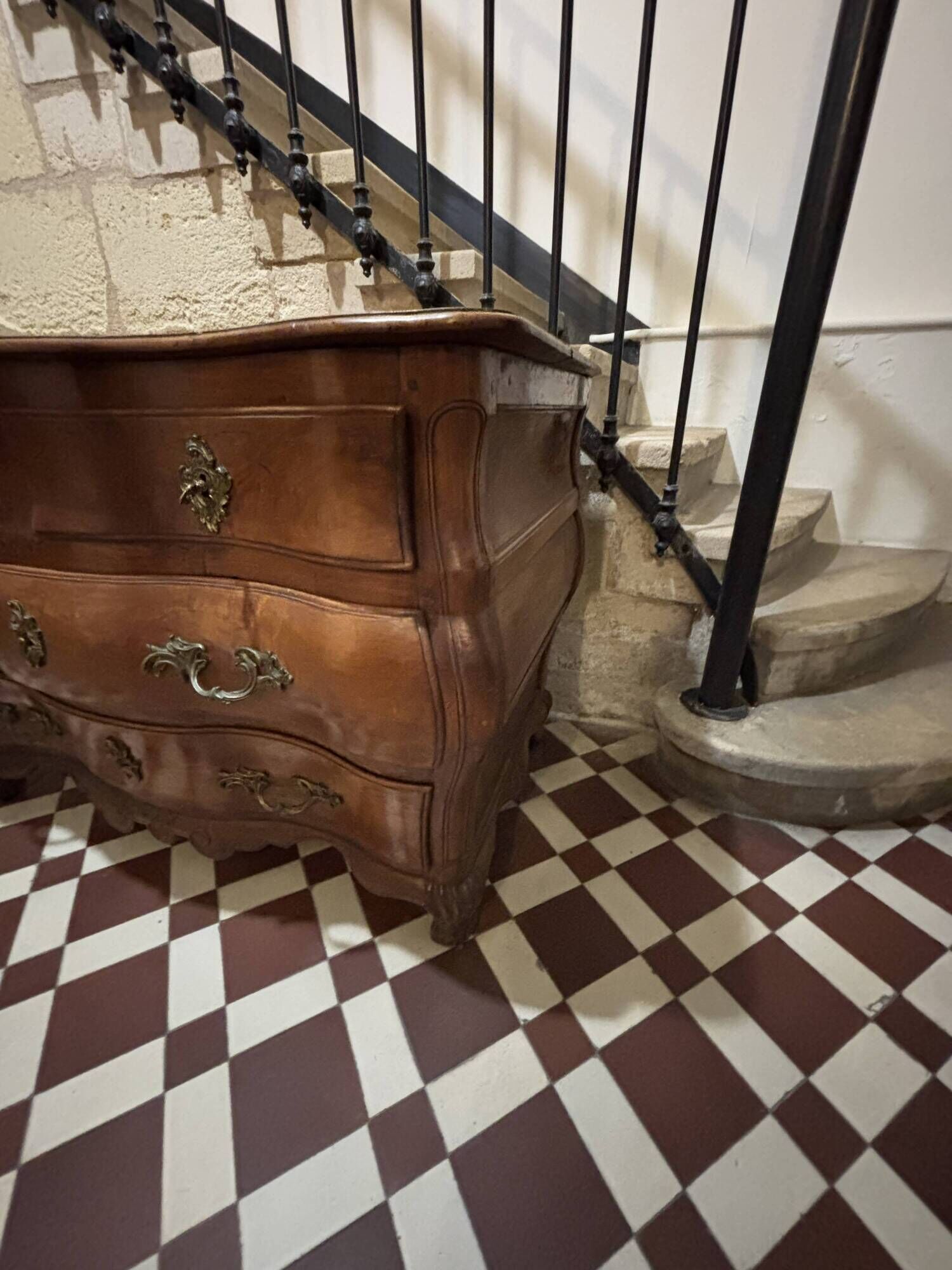 18th-century antique commode in pear wood. Very good condition. Original legs.