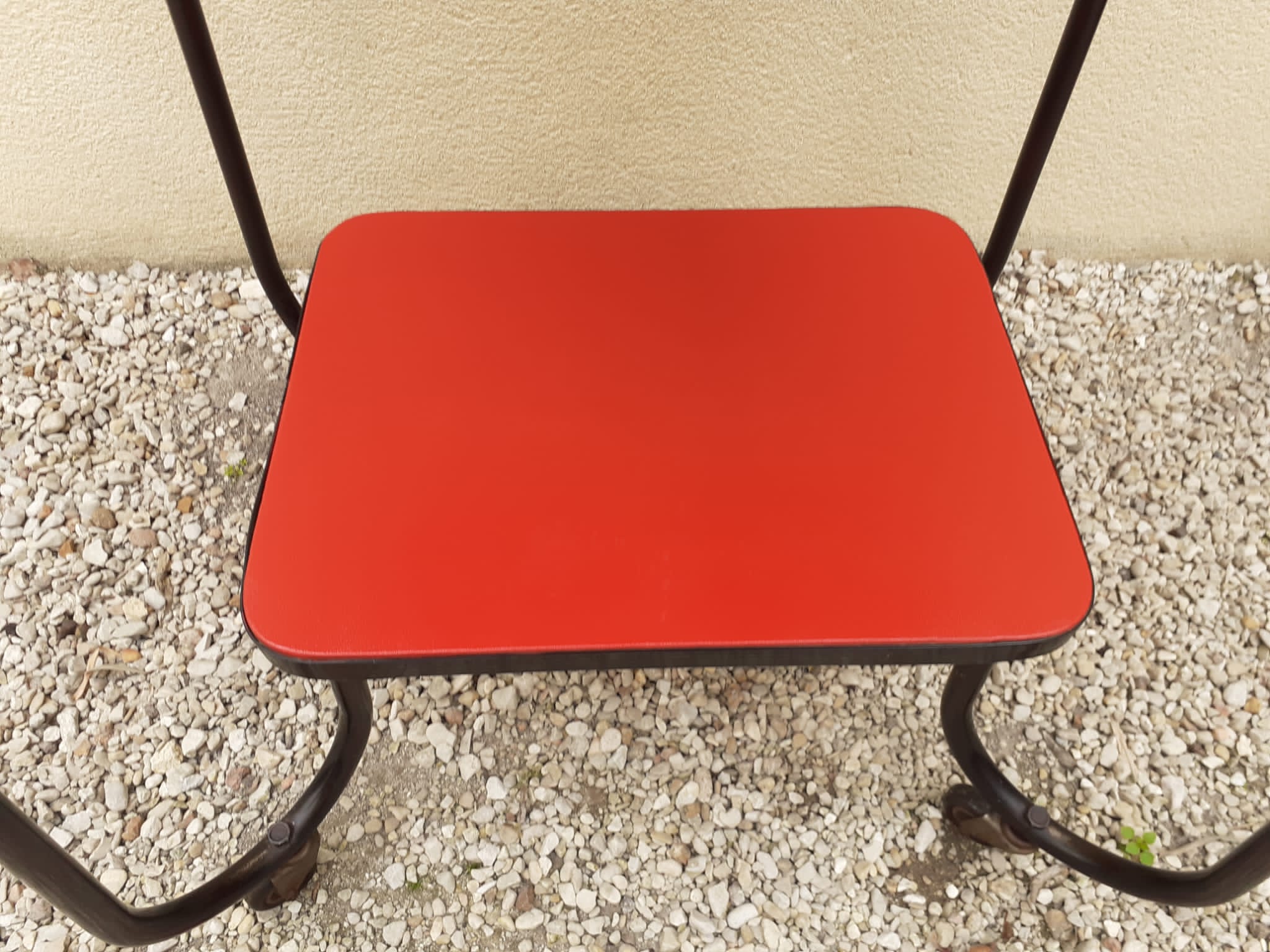Red side table in Skaï
