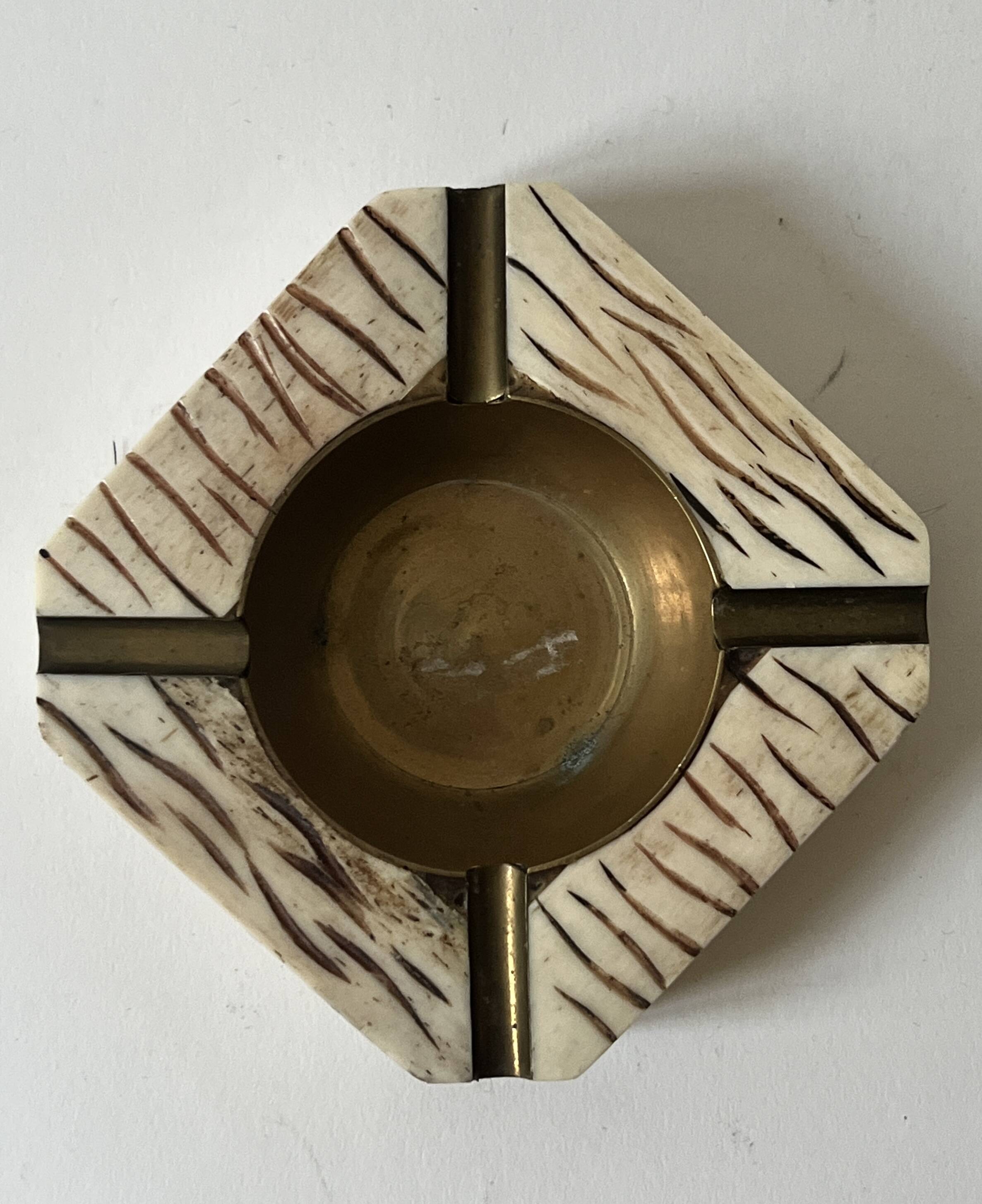 Italian ashtray in ivory zebra resin and brass, 1970s design.