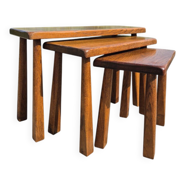 Ensemble de 3 tables gigognes vintage en chêne de style brutaliste.