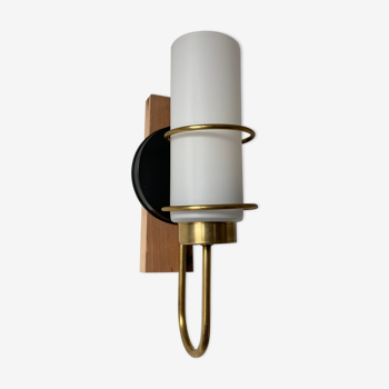 Opaline and brass wall lamp