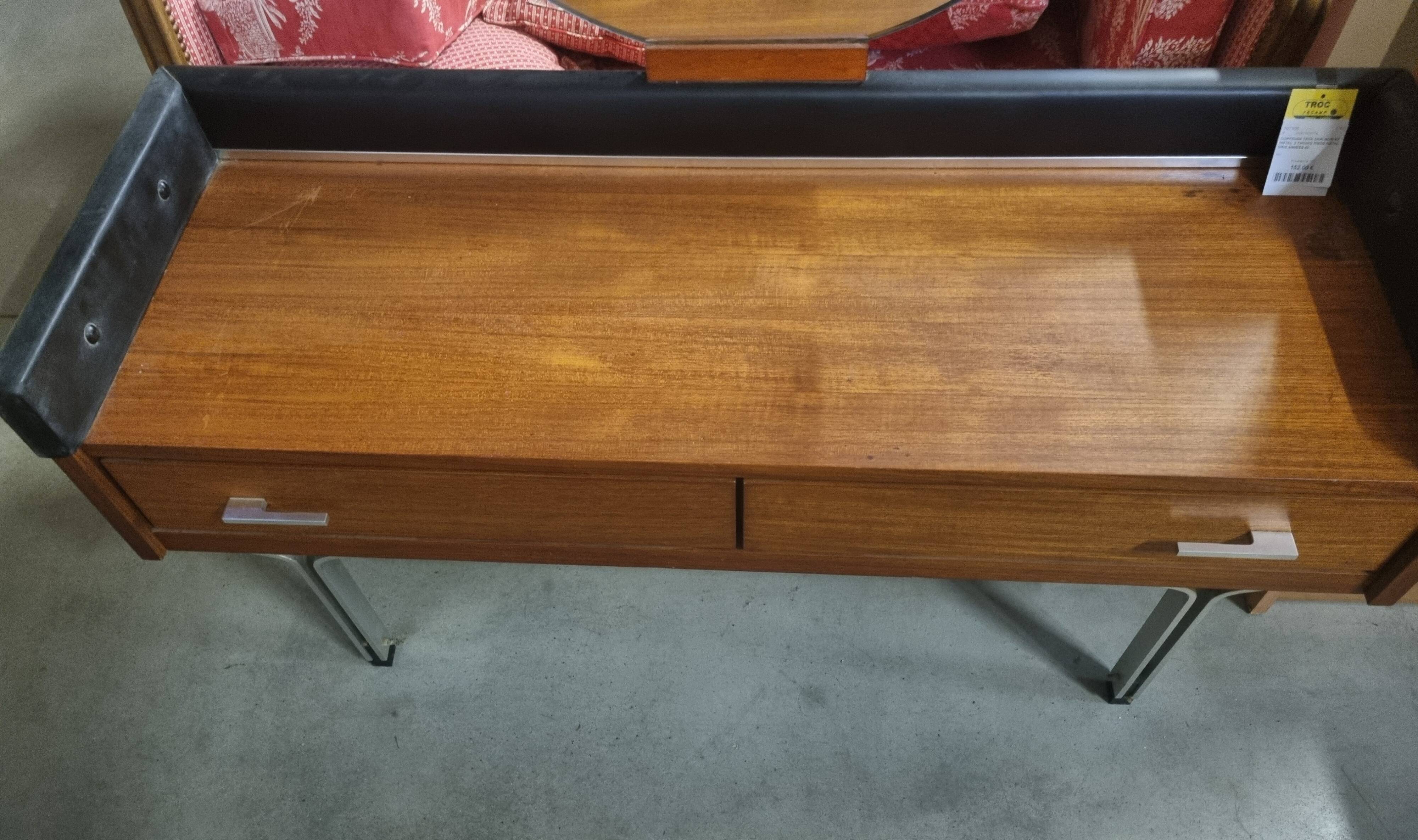 Dressing table with its mirror