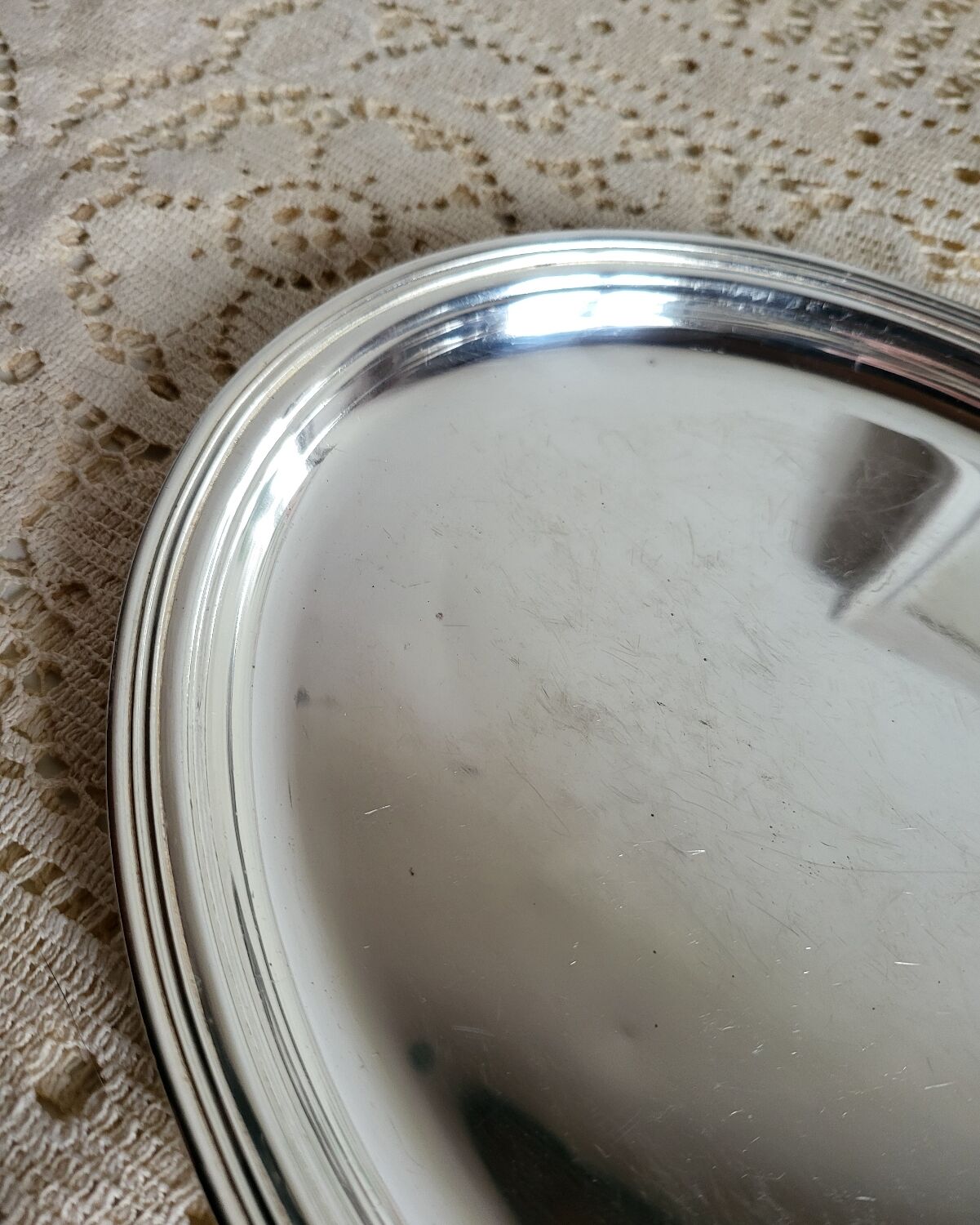 Small oval dish in silver-plated metal