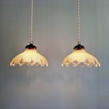 Paire de suspensions Art déco en verre transparent festonné, années 1920-30