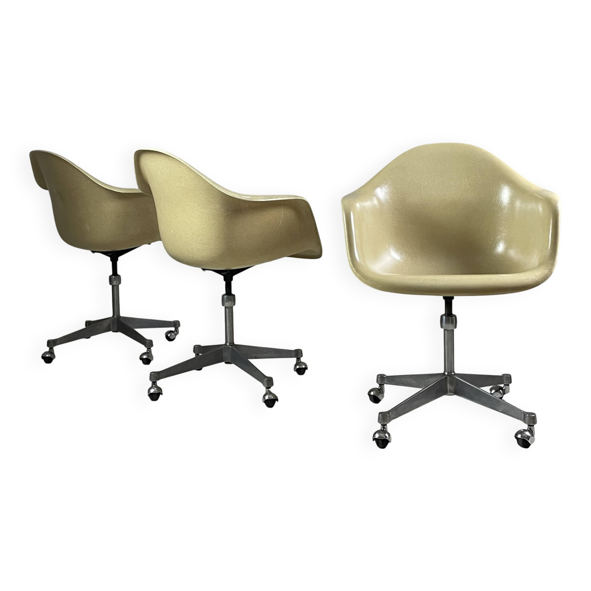 Fiberglass armchair by Charles Eames for Herman Miller, 1960