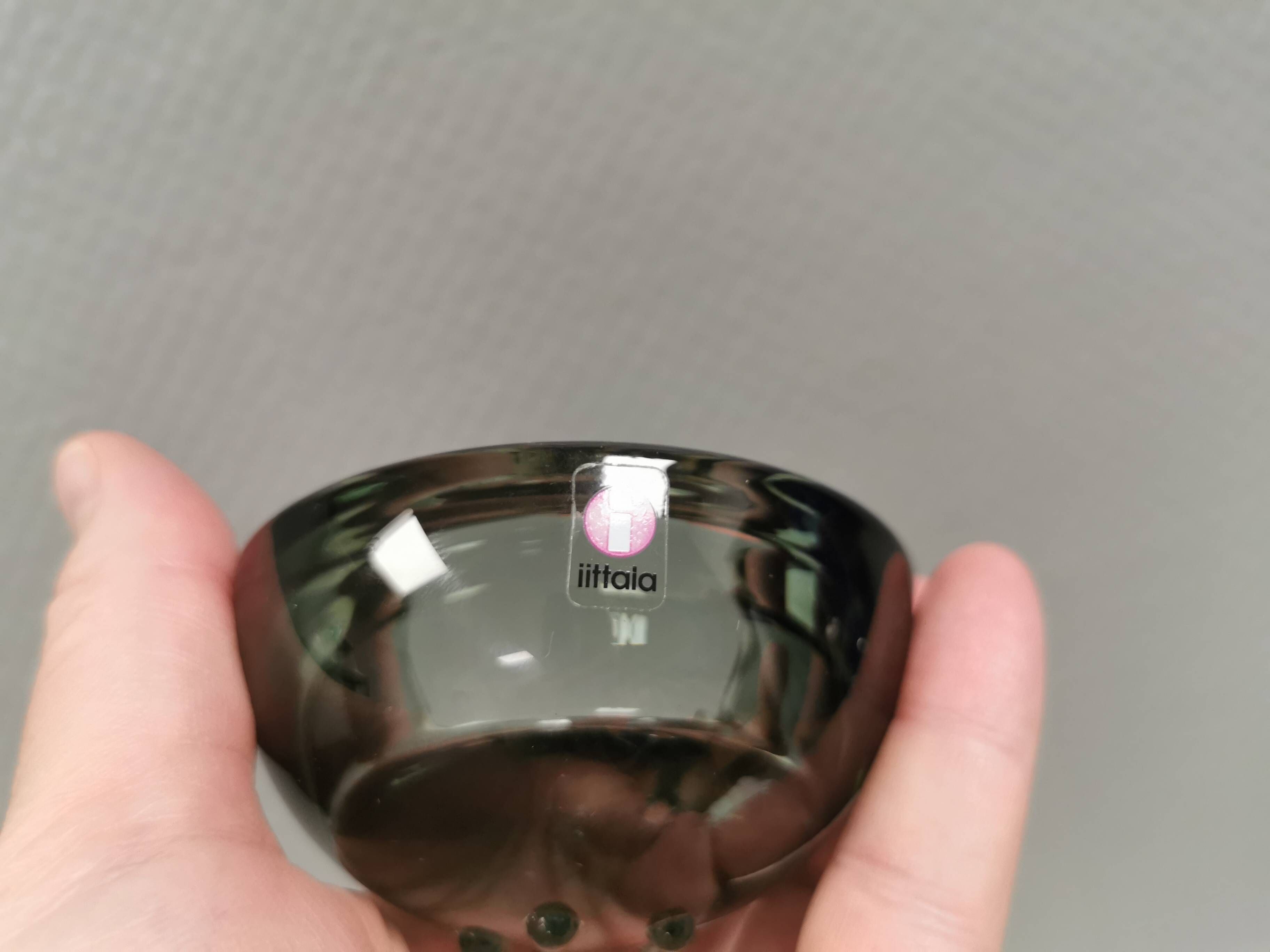 Un ensemble de porte-bougies iittala en verre transparent fumé.