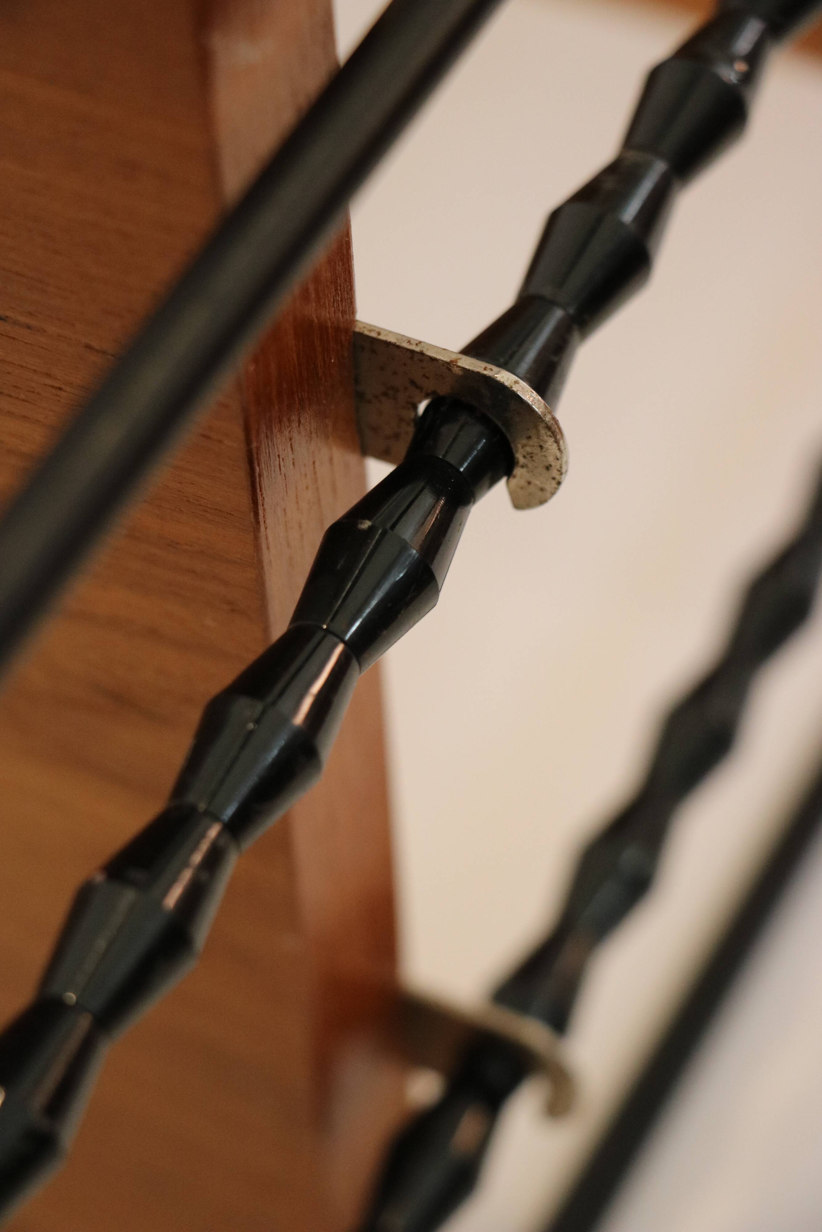 String shelf in wood and black metal