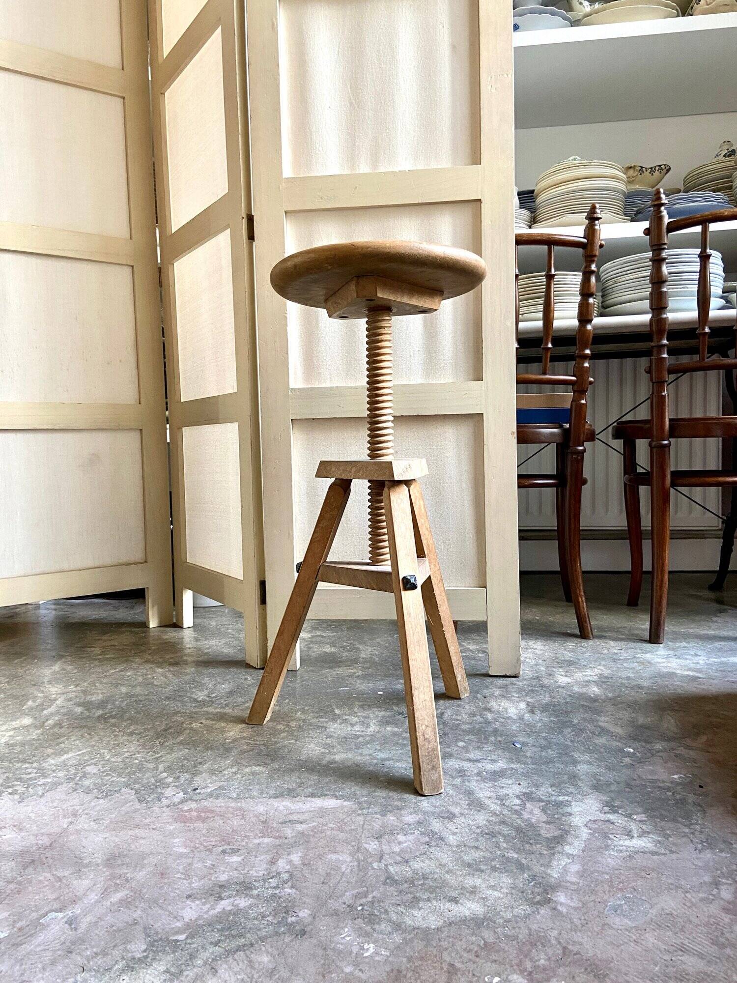 Tripod screw stool in light wood