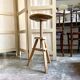 Tabouret tripode à vis en bois clair