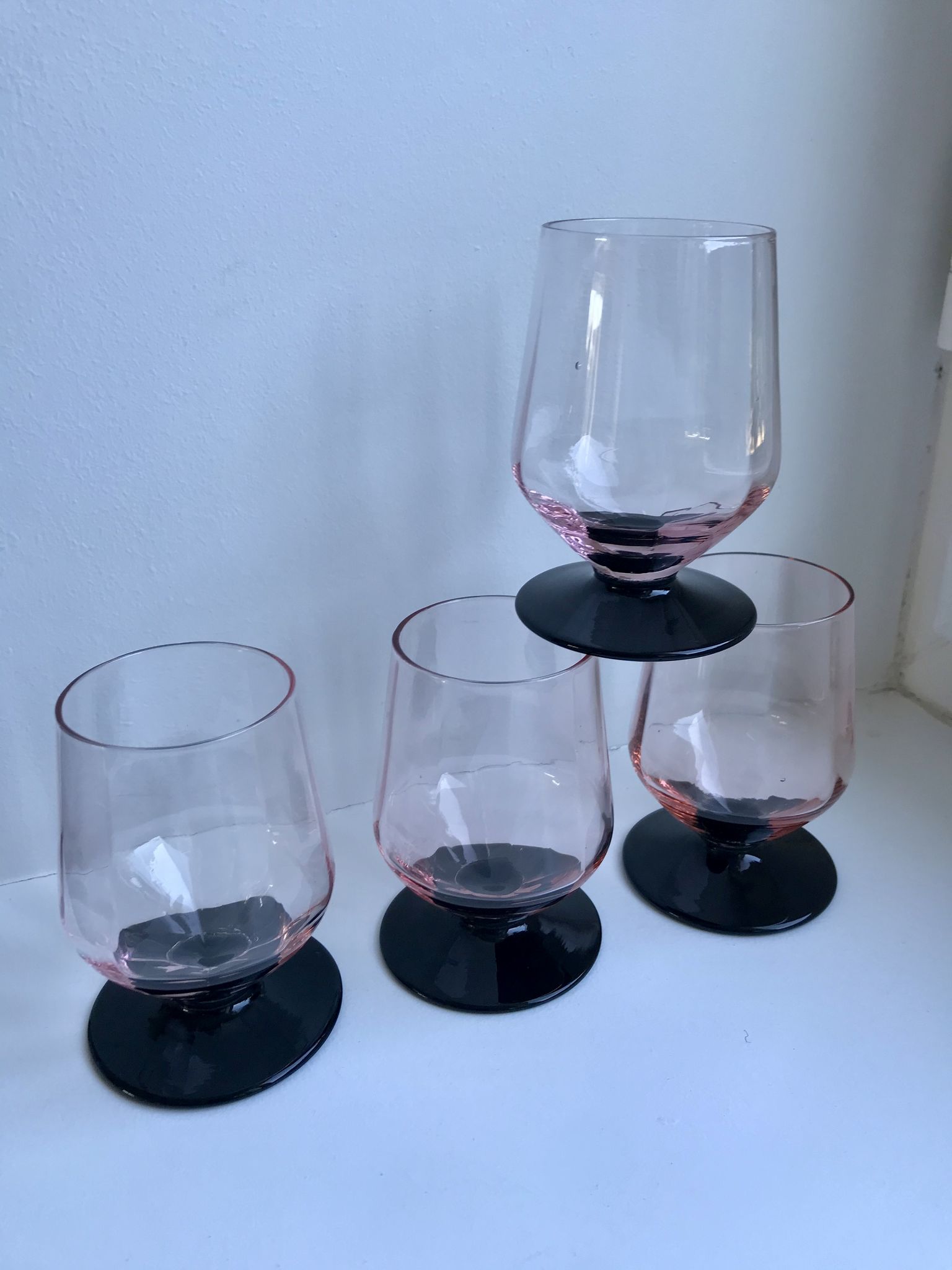 Set of 4 glasses with pink feet and black feet Art Deco 30s