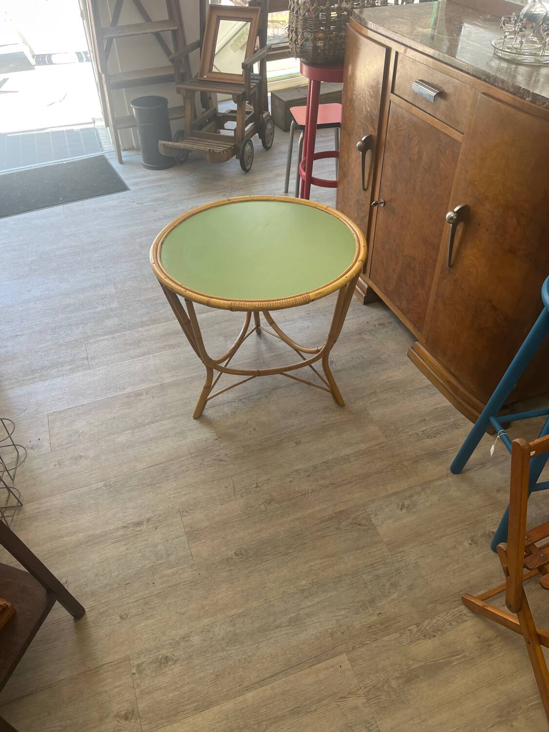 Wicker coffee table and paint