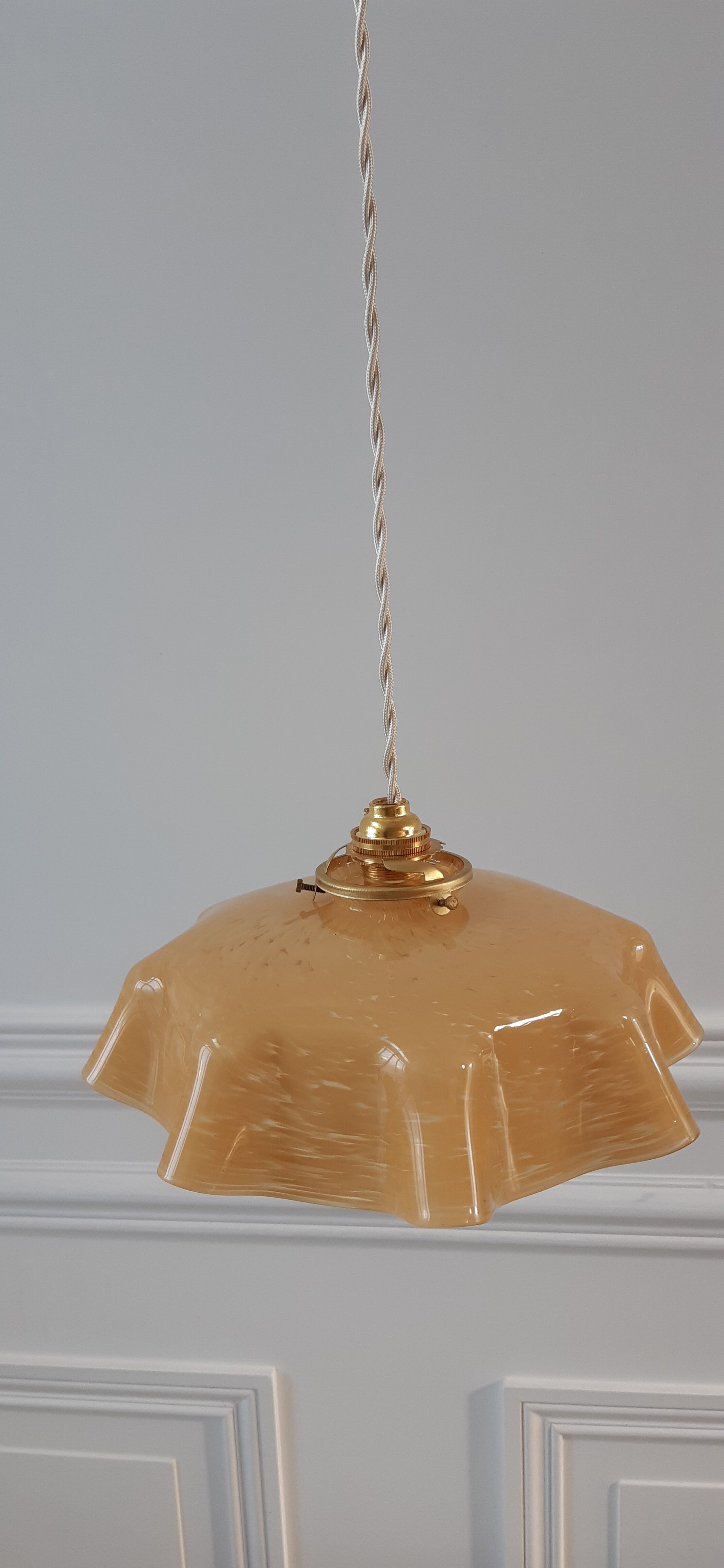 Speckled yellow opaline suspension