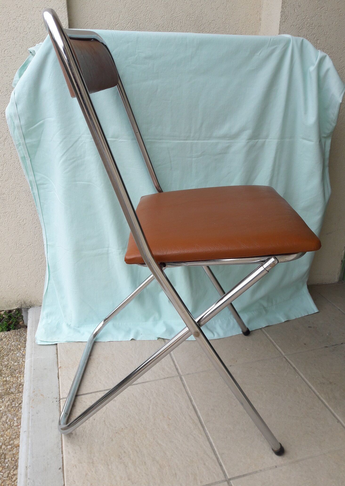 Vinyl folding chair