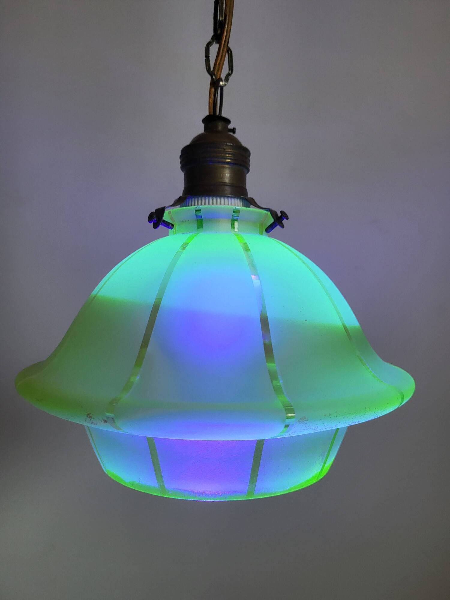 Lampe à main art déco en glaçure d’uranium; symmetrisch gelijnd, Belgique