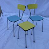 Deux chaises et un tabouret jaune et bleu en formica